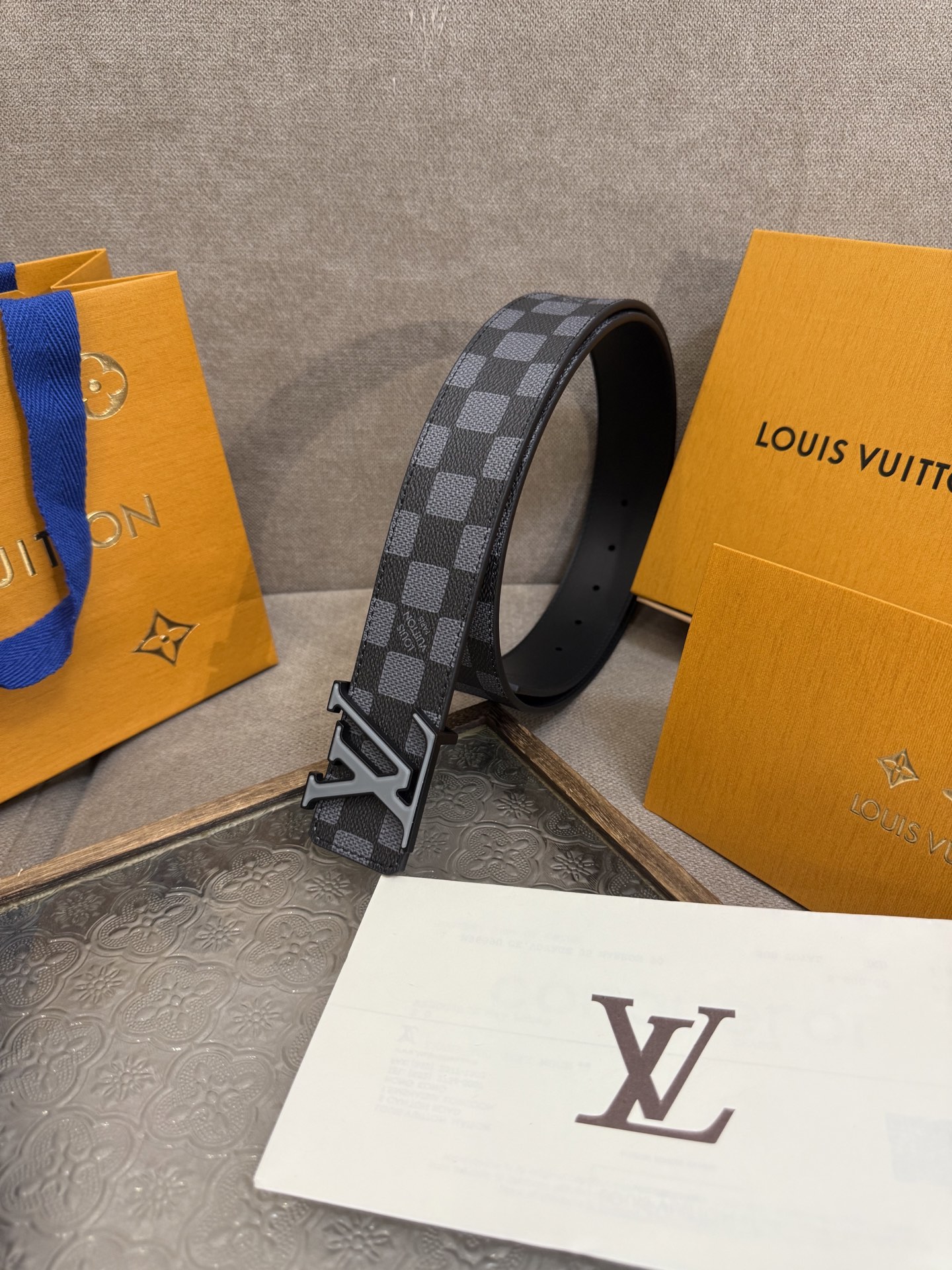  LV Dimension 4.0双面腰带将经典格调引入新颖尺幅设计。皮革压印 LV 字母和 Monog