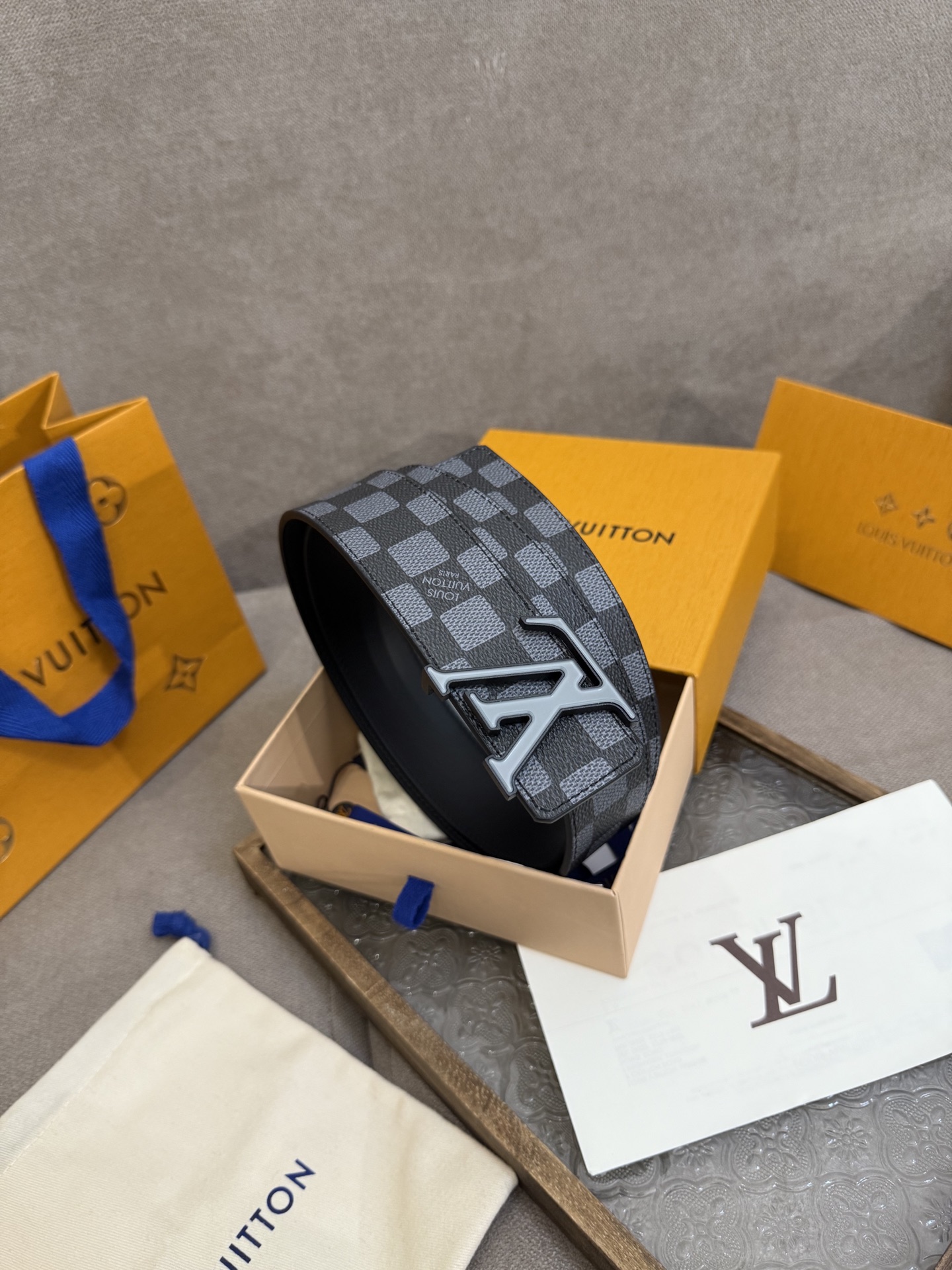  LV Dimension 4.0双面腰带将经典格调引入新颖尺幅设计。皮革压印 LV 字母和 Monog