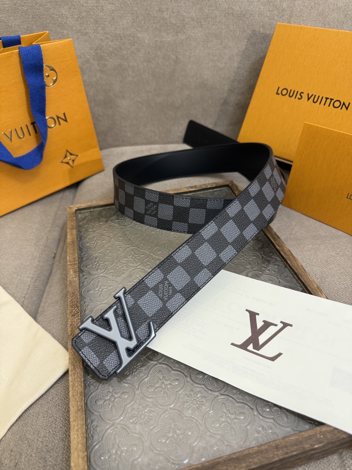  LV Dimension 4.0双面腰带将经典格调引入新颖尺幅设计。皮革压印 LV 字母和 Monog