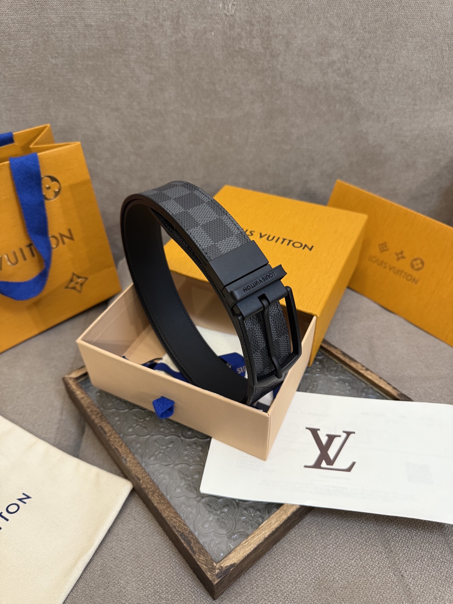  Lv 3.5腰带，Slender 可翻转皮带线条流畅，风格现代，具备无与伦比的多样性。采用深沉的格子皮