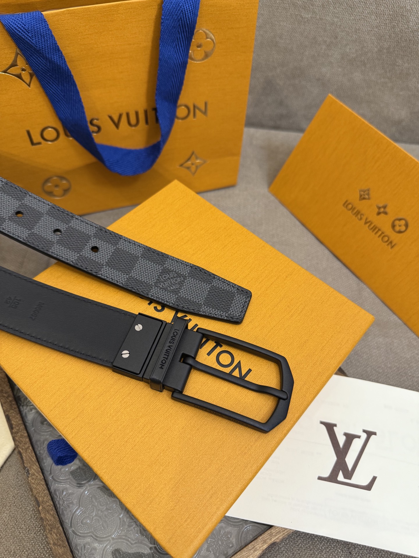  Lv 3.5腰带，Slender 可翻转皮带线条流畅，风格现代，具备无与伦比的多样性。采用深沉的格子皮