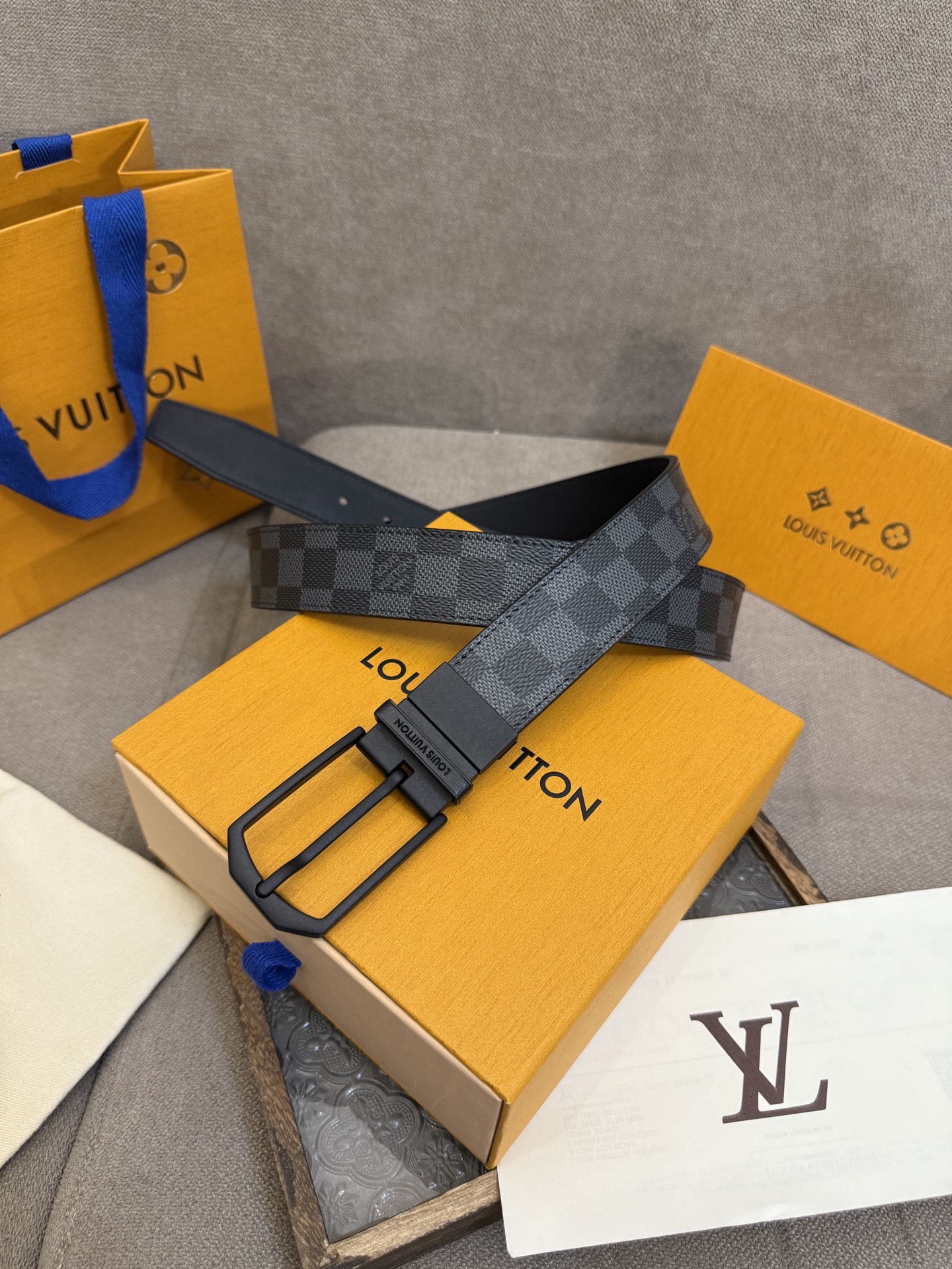  Lv 3.5腰带，Slender 可翻转皮带线条流畅，风格现代，具备无与伦比的多样性。采用深沉的格子皮