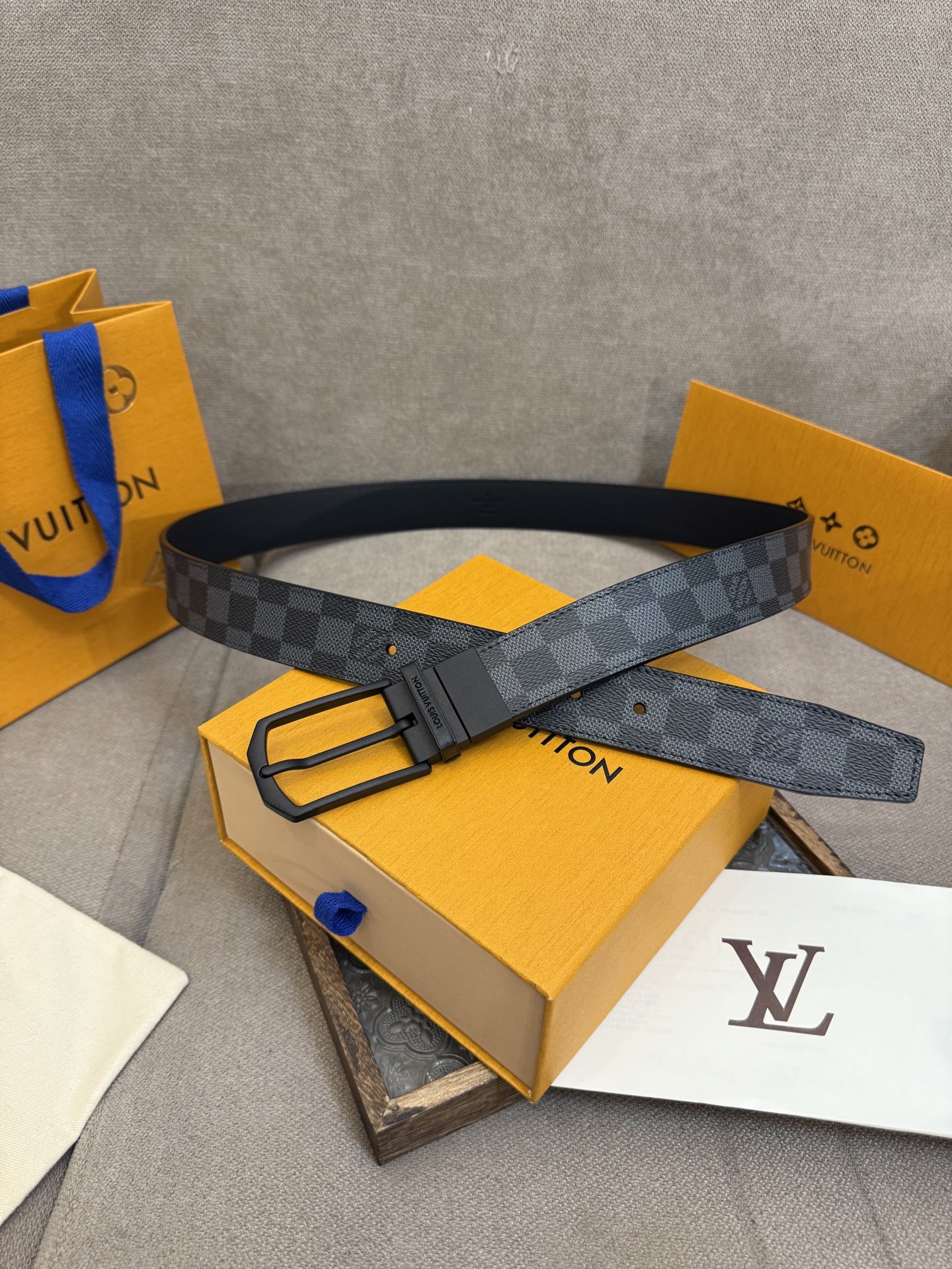  Lv 3.5腰带，Slender 可翻转皮带线条流畅，风格现代，具备无与伦比的多样性。采用深沉的格子皮