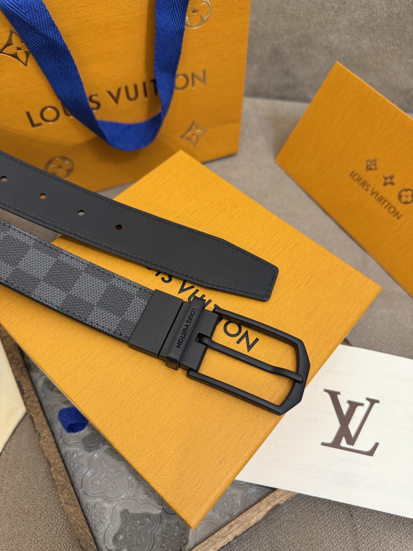  Lv 3.5腰带，Slender 可翻转皮带线条流畅，风格现代，具备无与伦比的多样性。采用深沉的格子皮