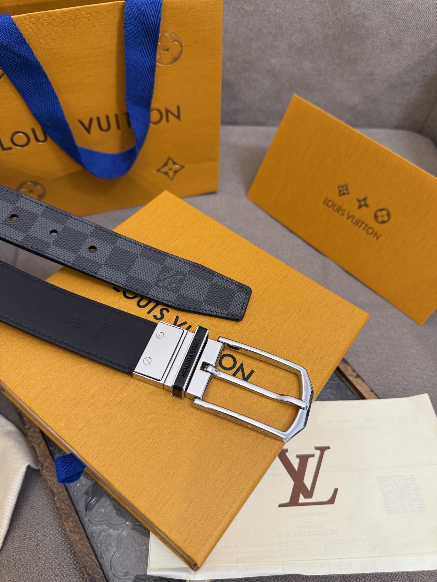  Lv 3.5腰带，Slender 可翻转皮带线条流畅，风格现代，具备无与伦比的多样性。采用深沉的格子皮