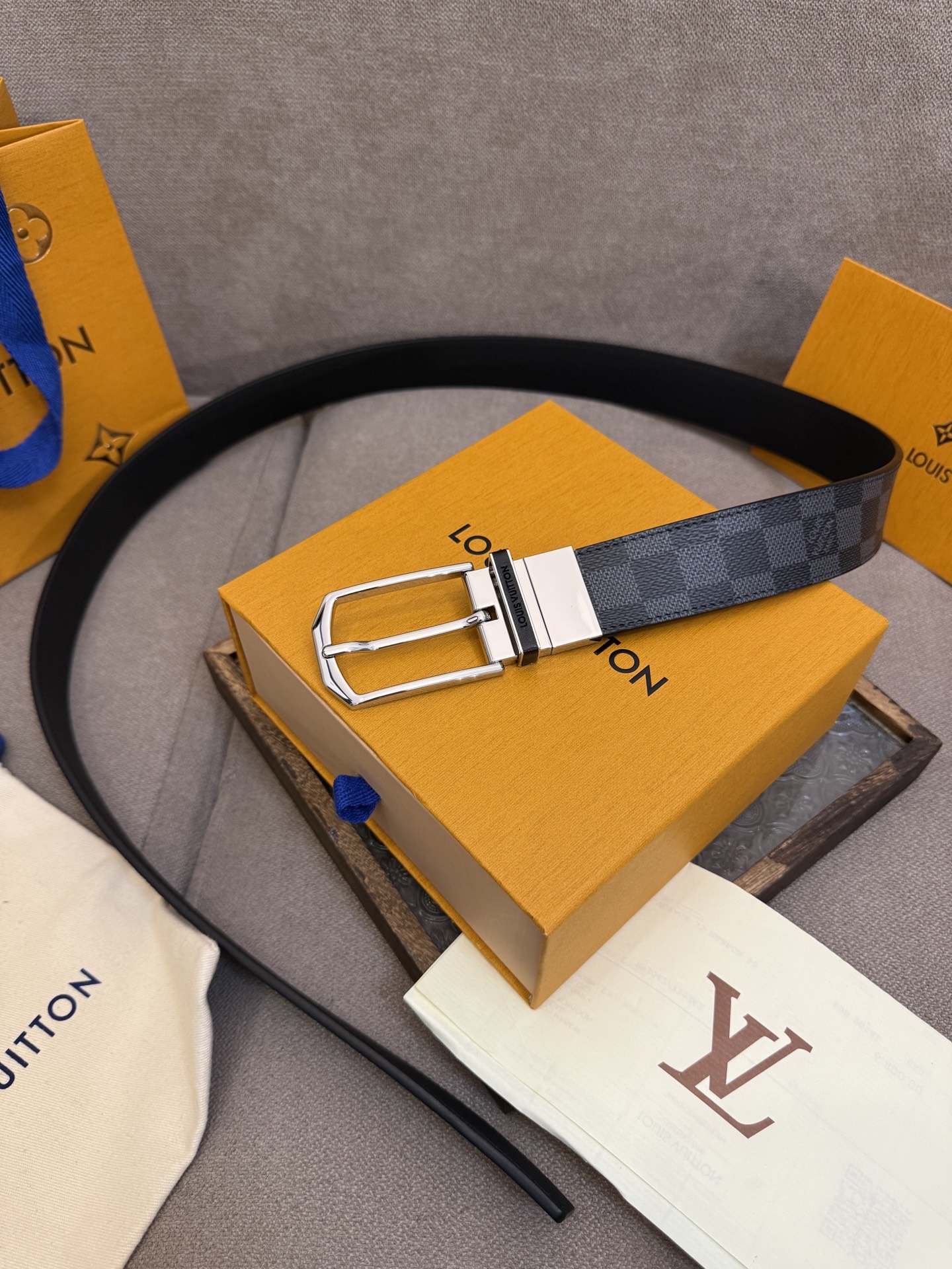  Lv 3.5腰带，Slender 可翻转皮带线条流畅，风格现代，具备无与伦比的多样性。采用深沉的格子皮