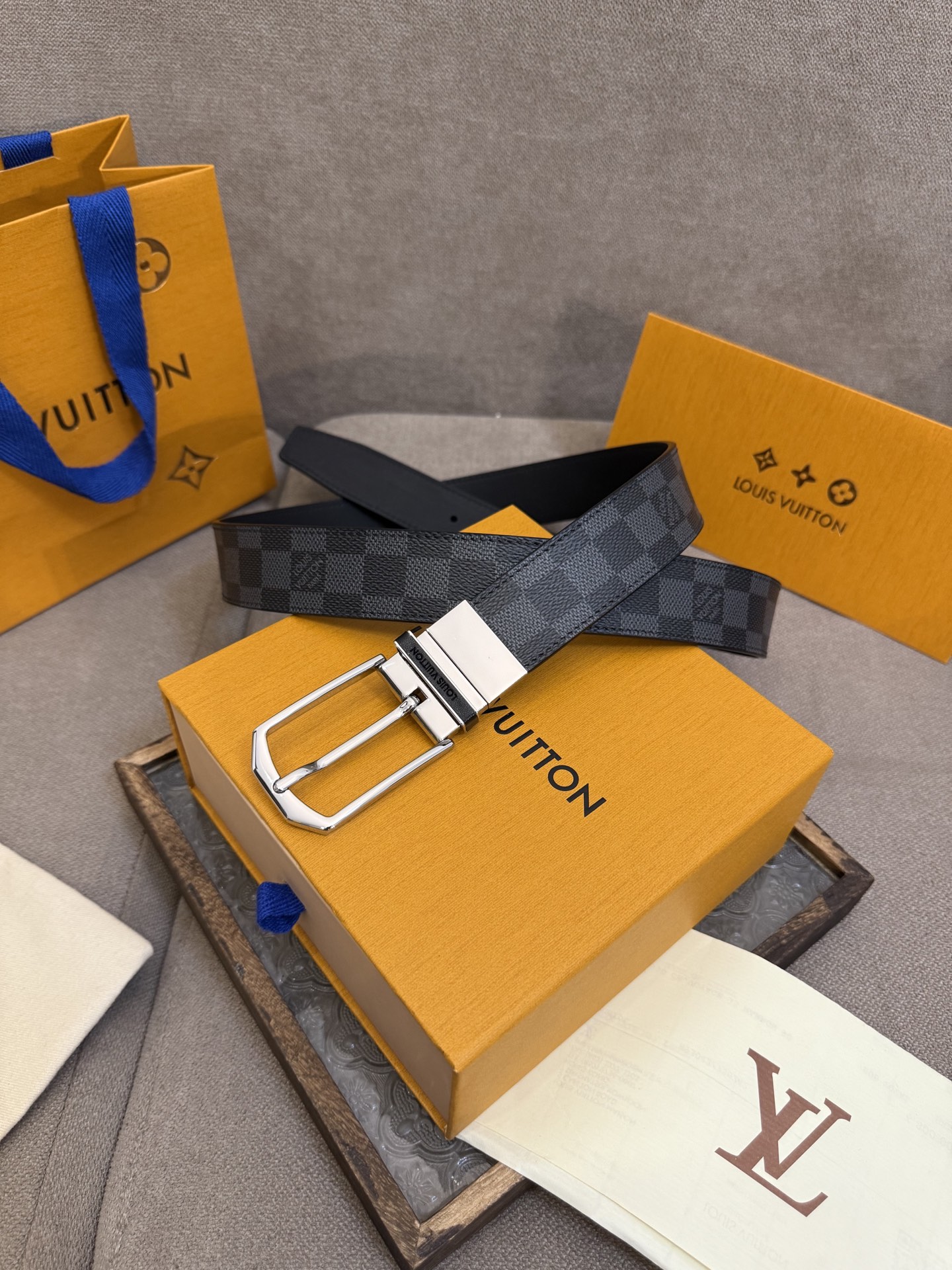  Lv 3.5腰带，Slender 可翻转皮带线条流畅，风格现代，具备无与伦比的多样性。采用深沉的格子皮