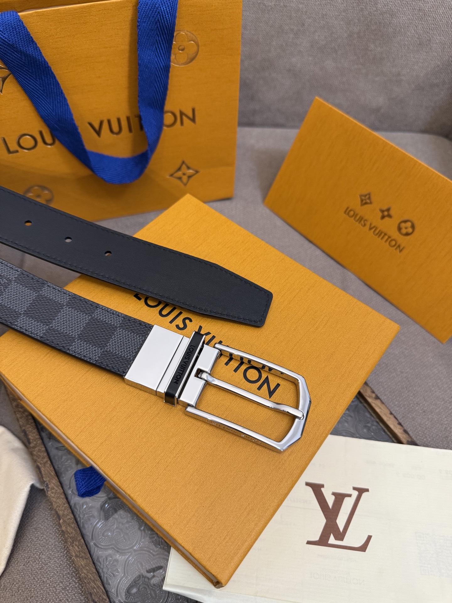  Lv 3.5腰带，Slender 可翻转皮带线条流畅，风格现代，具备无与伦比的多样性。采用深沉的格子皮
