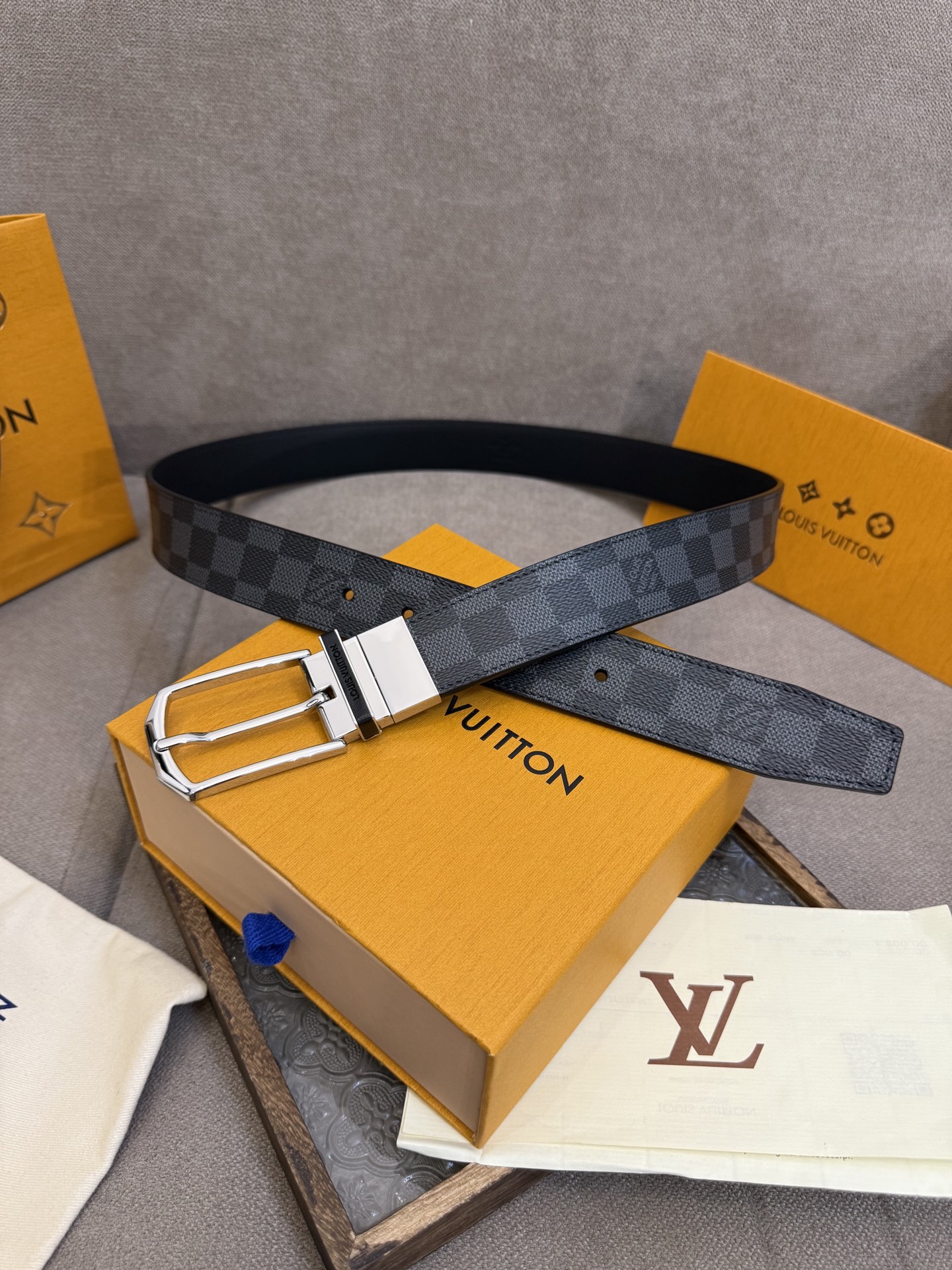  Lv 3.5腰带，Slender 可翻转皮带线条流畅，风格现代，具备无与伦比的多样性。采用深沉的格子皮