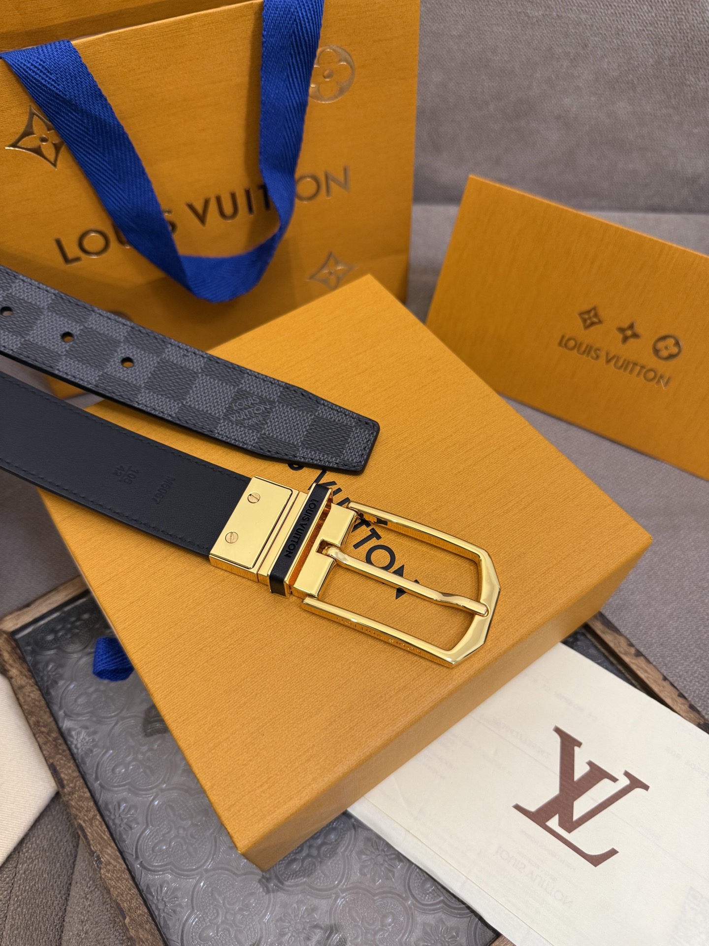  Lv 3.5腰带，Slender 可翻转皮带线条流畅，风格现代，具备无与伦比的多样性。采用深沉的格子皮