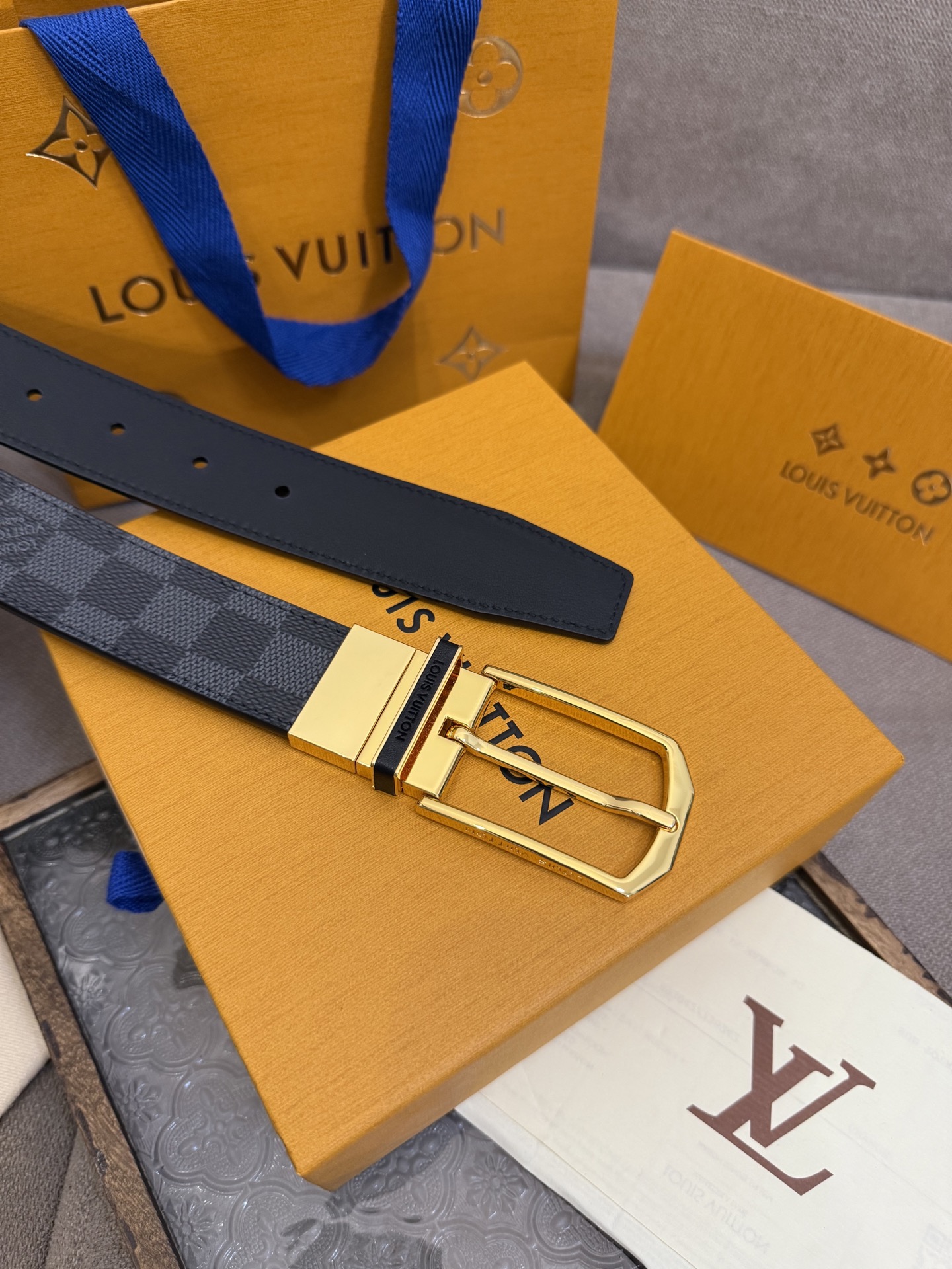  Lv 3.5腰带，Slender 可翻转皮带线条流畅，风格现代，具备无与伦比的多样性。采用深沉的格子皮