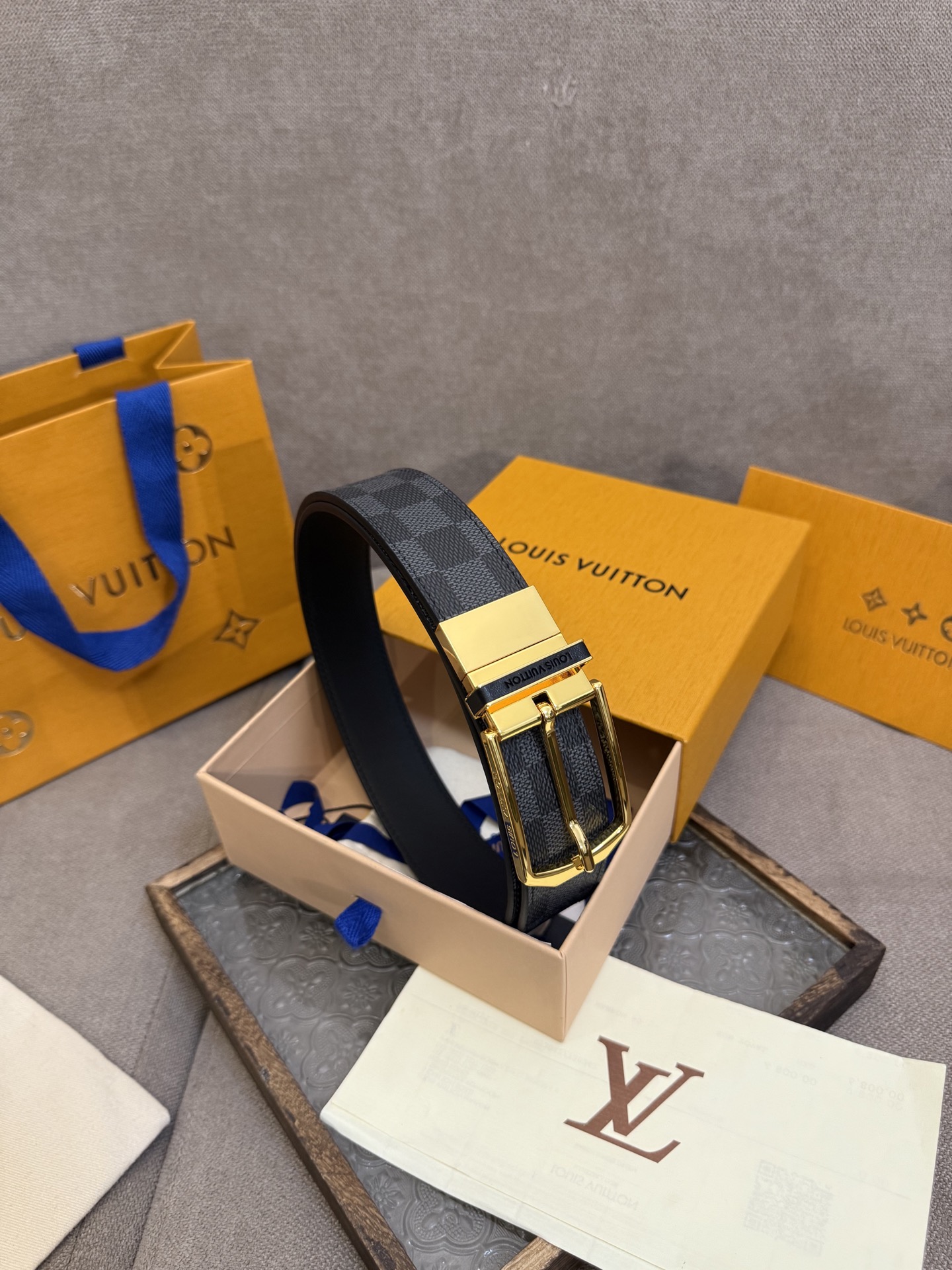  Lv 3.5腰带，Slender 可翻转皮带线条流畅，风格现代，具备无与伦比的多样性。采用深沉的格子皮