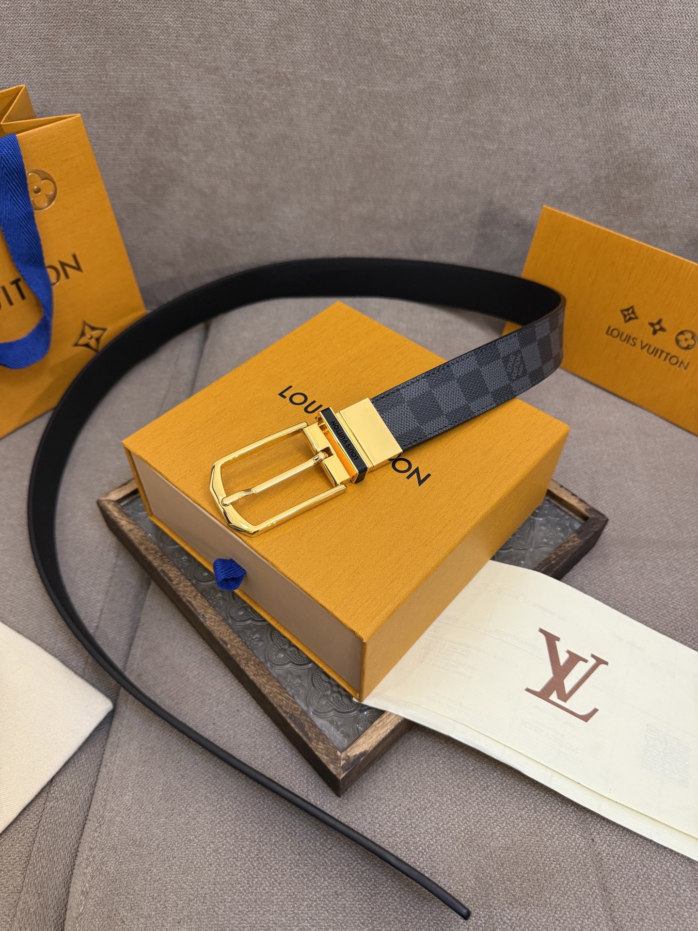  Lv 3.5腰带，Slender 可翻转皮带线条流畅，风格现代，具备无与伦比的多样性。采用深沉的格子皮