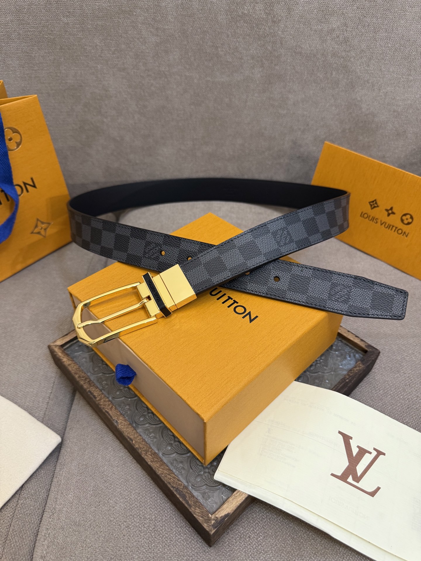  Lv 3.5腰带，Slender 可翻转皮带线条流畅，风格现代，具备无与伦比的多样性。采用深沉的格子皮