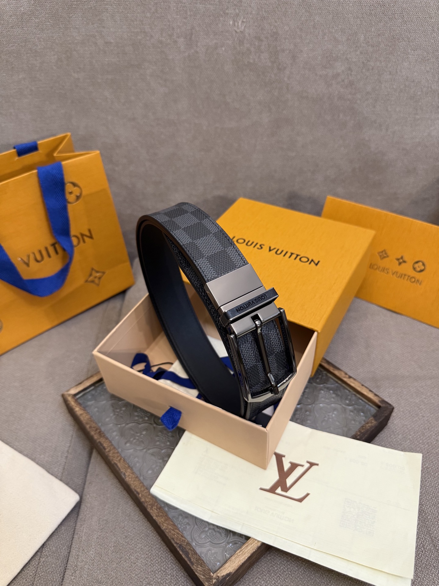  Lv 3.5腰带，Slender 可翻转皮带线条流畅，风格现代，具备无与伦比的多样性。采用深沉的格子皮