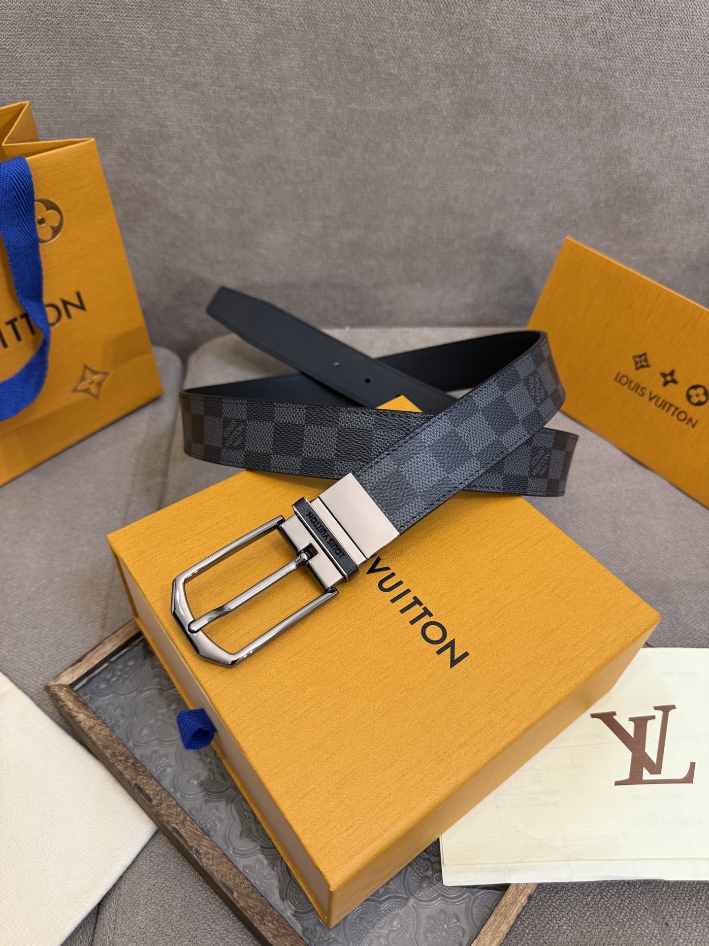  Lv 3.5腰带，Slender 可翻转皮带线条流畅，风格现代，具备无与伦比的多样性。采用深沉的格子皮