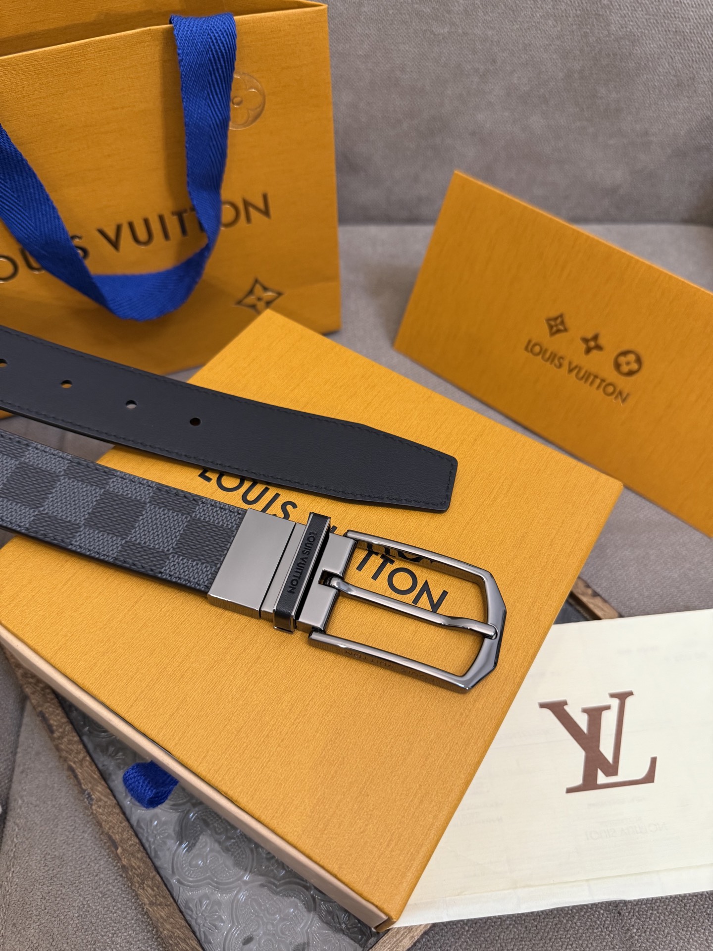  Lv 3.5腰带，Slender 可翻转皮带线条流畅，风格现代，具备无与伦比的多样性。采用深沉的格子皮