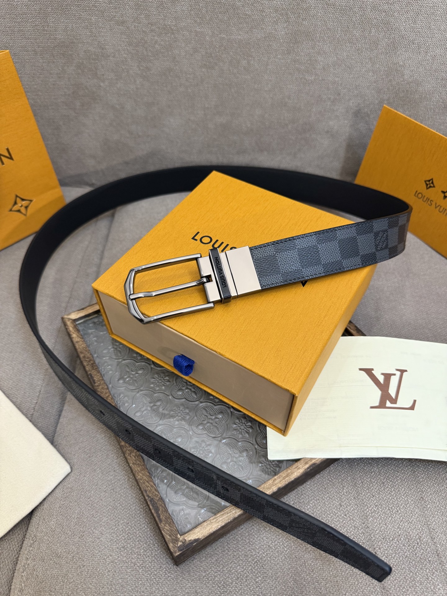  Lv 3.5腰带，Slender 可翻转皮带线条流畅，风格现代，具备无与伦比的多样性。采用深沉的格子皮