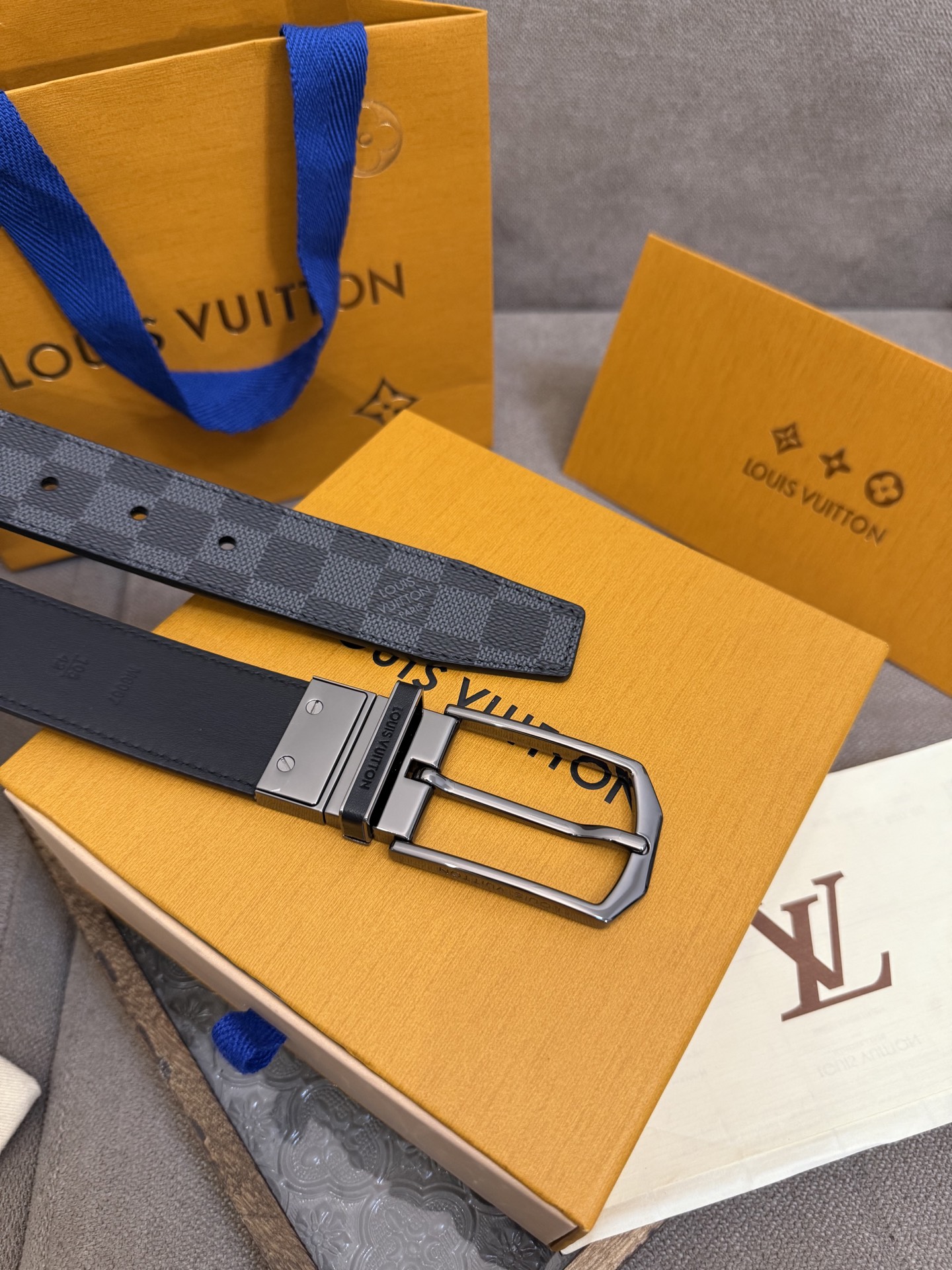  Lv 3.5腰带，Slender 可翻转皮带线条流畅，风格现代，具备无与伦比的多样性。采用深沉的格子皮