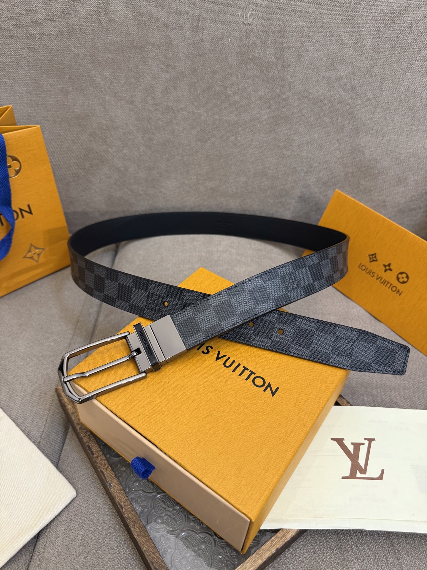  Lv 3.5腰带，Slender 可翻转皮带线条流畅，风格现代，具备无与伦比的多样性。采用深沉的格子皮