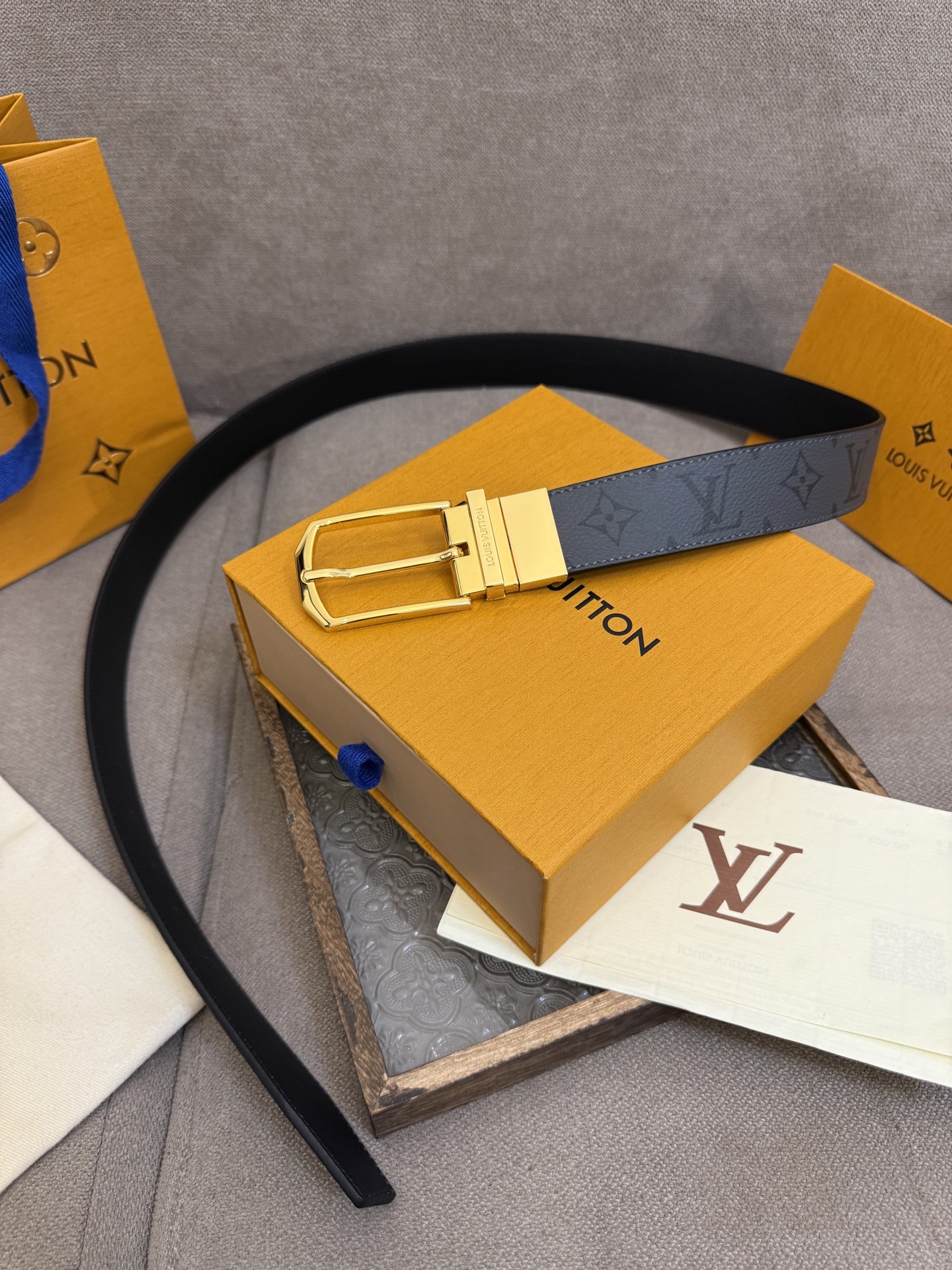  Lv 3.5腰带，Slender 可翻转皮带线条流畅，风格现代，具备无与伦比的多样性。采用深沉的印花皮