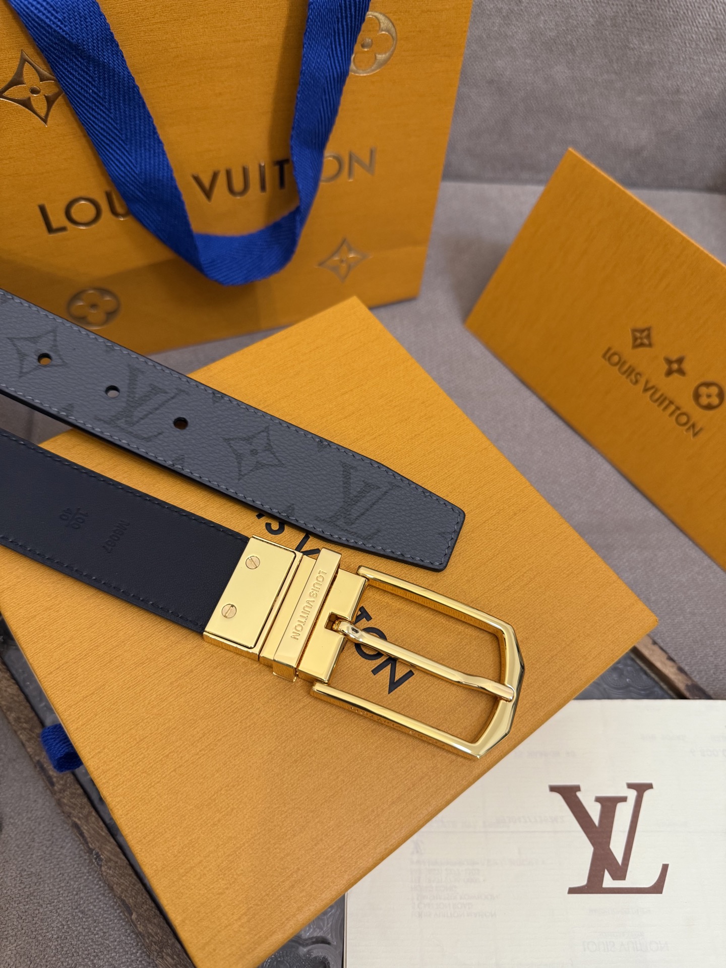 Lv 3.5腰带，Slender 可翻转皮带线条流畅，风格现代，具备无与伦比的多样性。采用深沉的印花皮