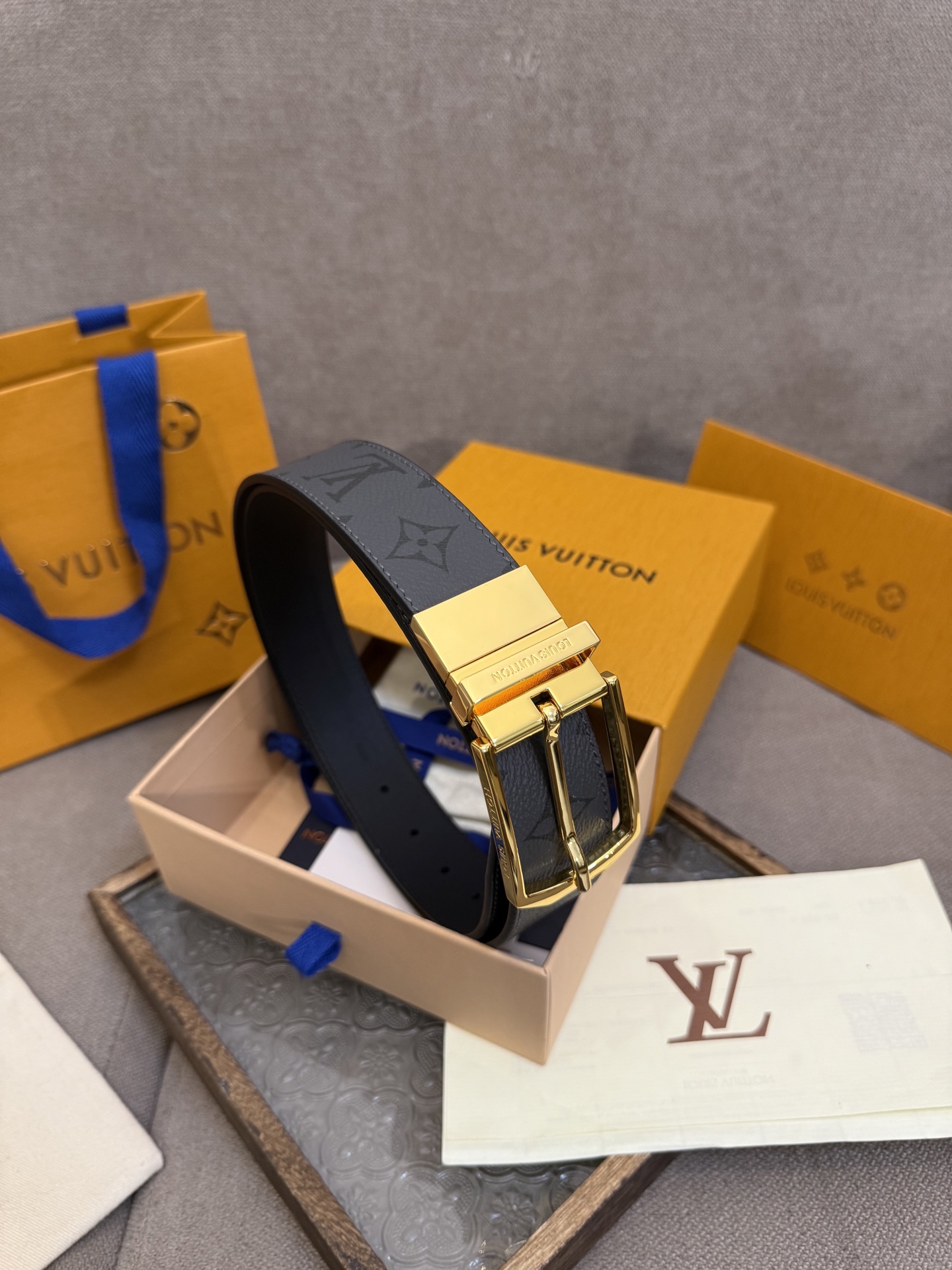  Lv 3.5腰带，Slender 可翻转皮带线条流畅，风格现代，具备无与伦比的多样性。采用深沉的印花皮