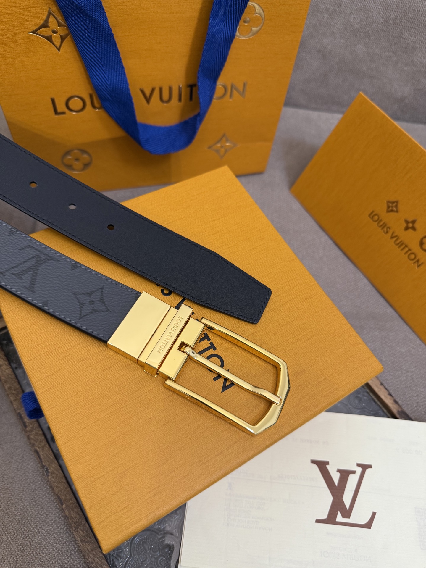  Lv 3.5腰带，Slender 可翻转皮带线条流畅，风格现代，具备无与伦比的多样性。采用深沉的印花皮