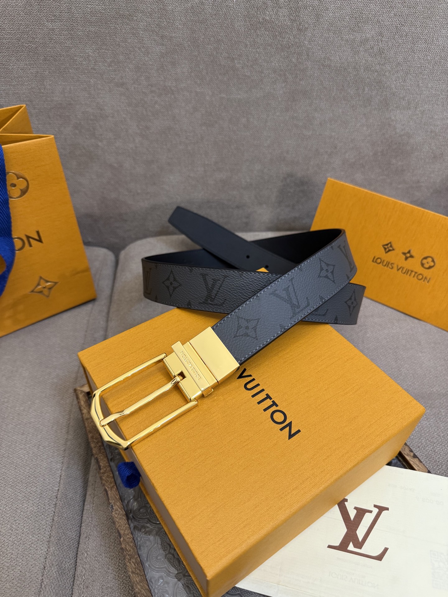 Lv 3.5腰带，Slender 可翻转皮带线条流畅，风格现代，具备无与伦比的多样性。采用深沉的印花皮