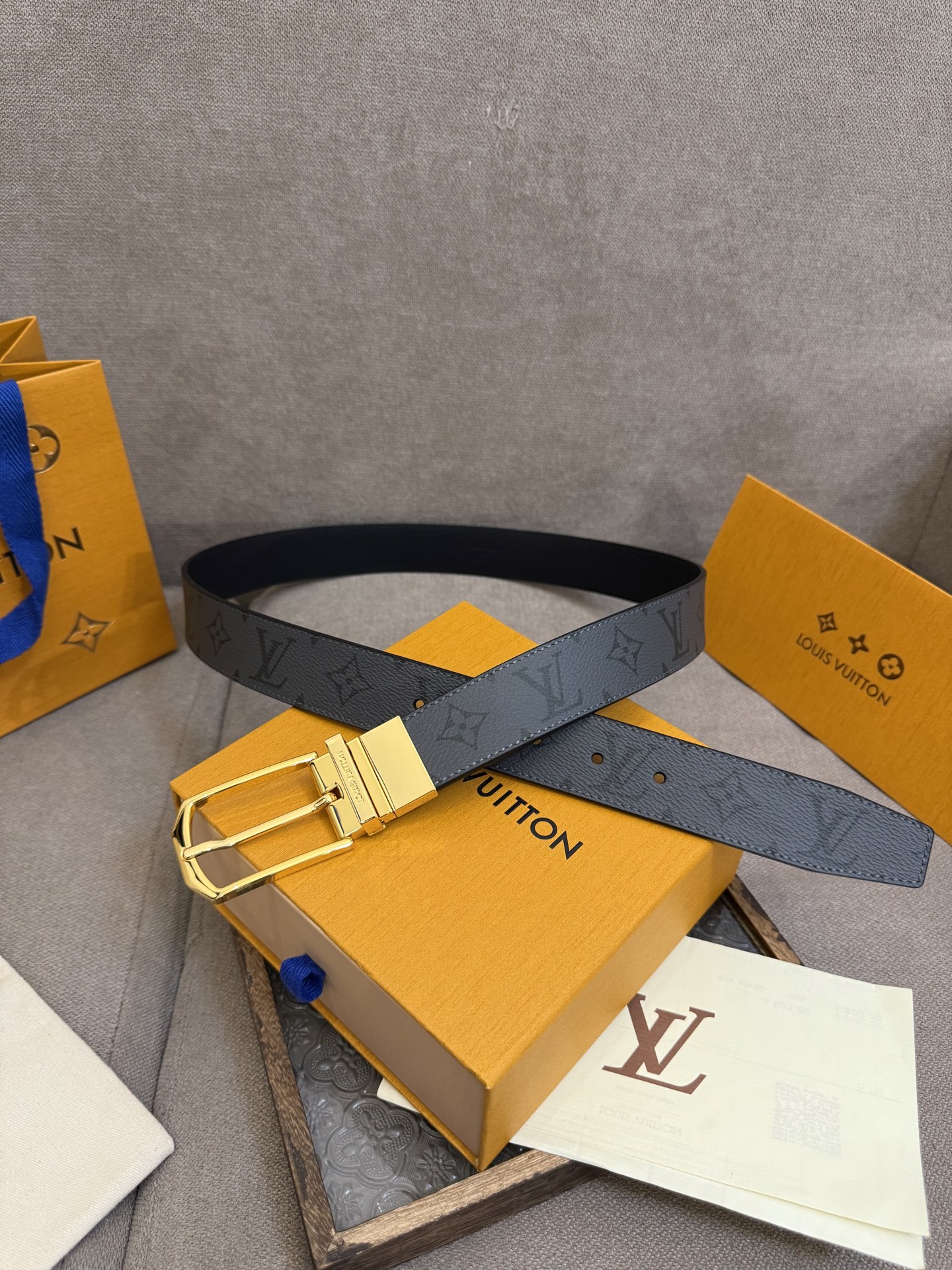  Lv 3.5腰带，Slender 可翻转皮带线条流畅，风格现代，具备无与伦比的多样性。采用深沉的印花皮