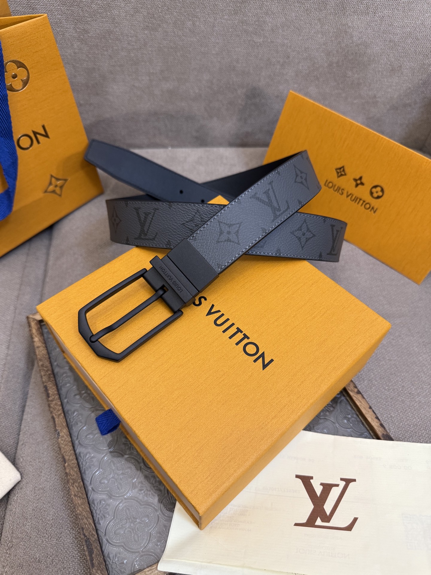  Lv 3.5腰带，Slender 可翻转皮带线条流畅，风格现代，具备无与伦比的多样性。采用深沉的印花皮