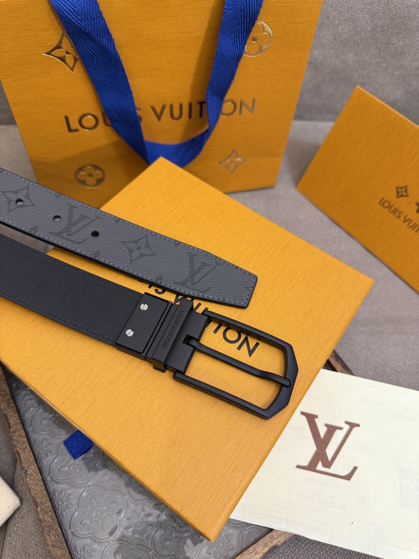  Lv 3.5腰带，Slender 可翻转皮带线条流畅，风格现代，具备无与伦比的多样性。采用深沉的印花皮