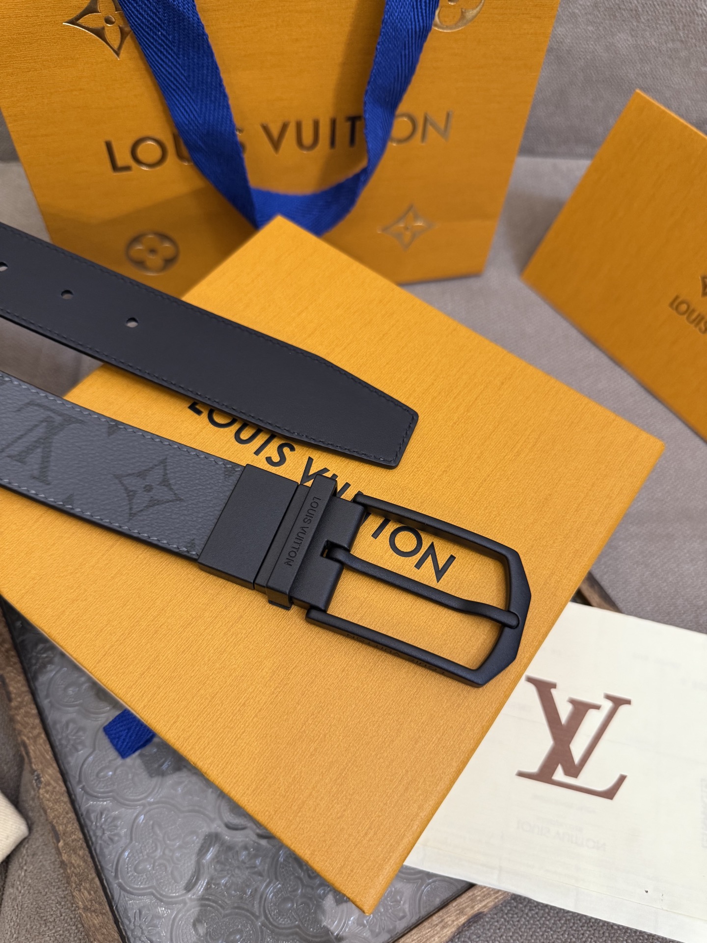  Lv 3.5腰带，Slender 可翻转皮带线条流畅，风格现代，具备无与伦比的多样性。采用深沉的印花皮