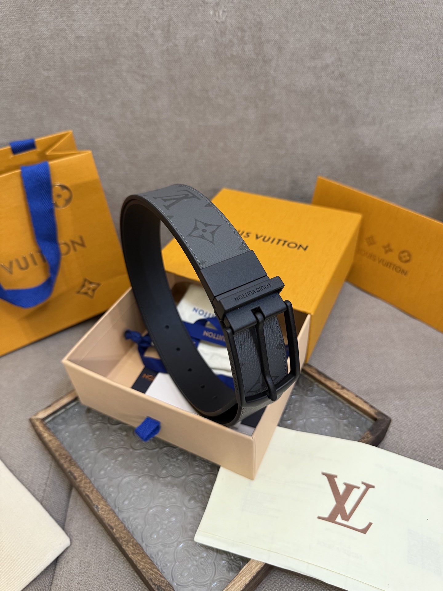  Lv 3.5腰带，Slender 可翻转皮带线条流畅，风格现代，具备无与伦比的多样性。采用深沉的印花皮