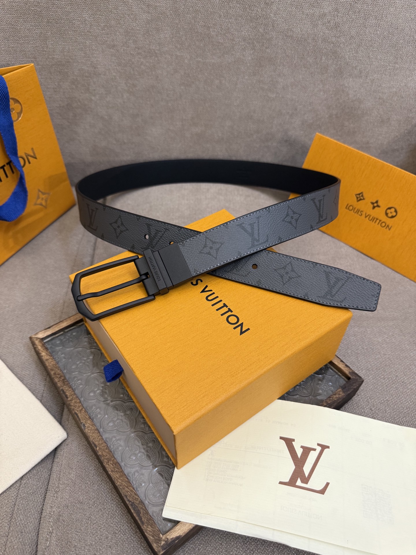  Lv 3.5腰带，Slender 可翻转皮带线条流畅，风格现代，具备无与伦比的多样性。采用深沉的印花皮