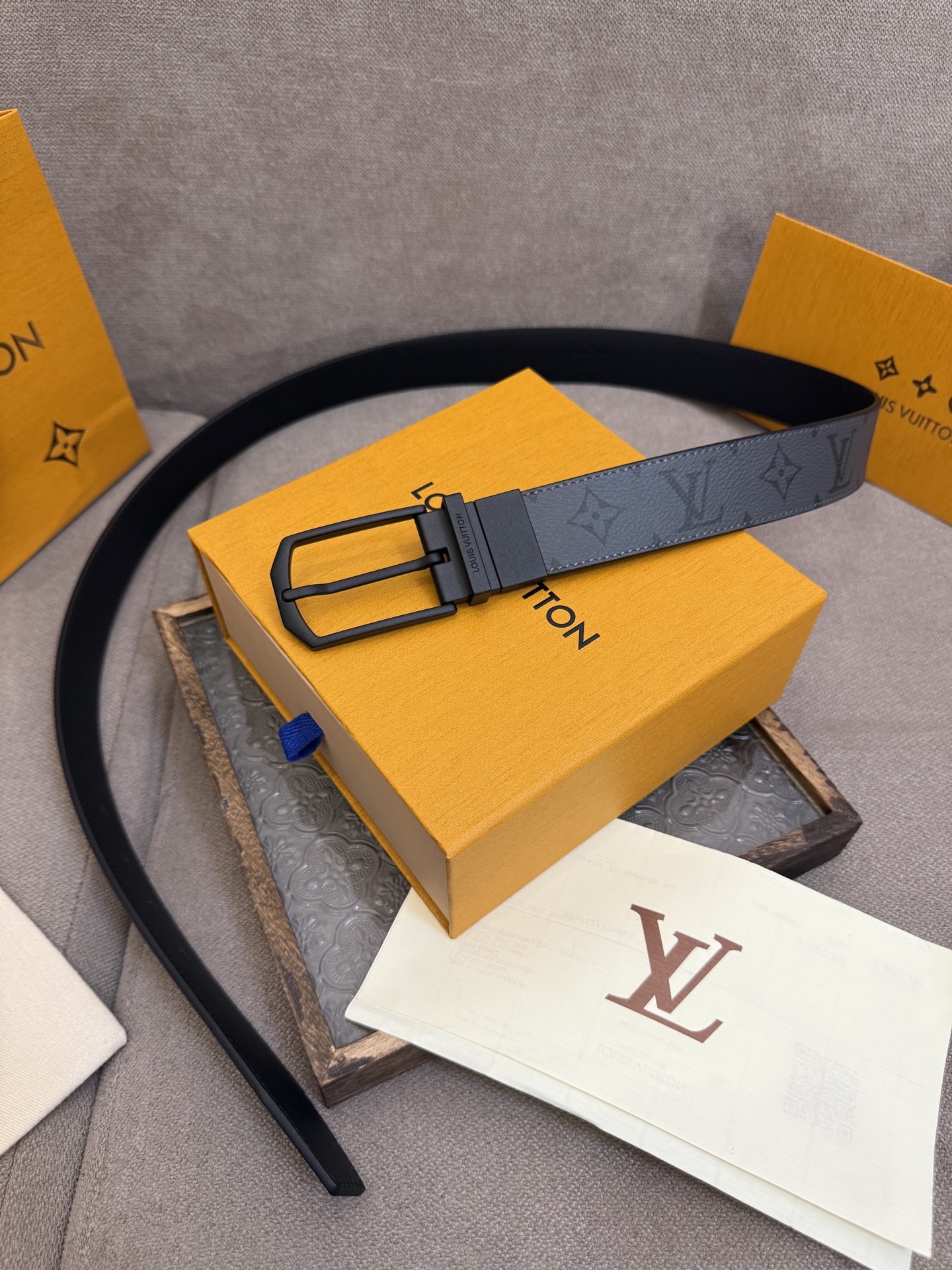  Lv 3.5腰带，Slender 可翻转皮带线条流畅，风格现代，具备无与伦比的多样性。采用深沉的印花皮