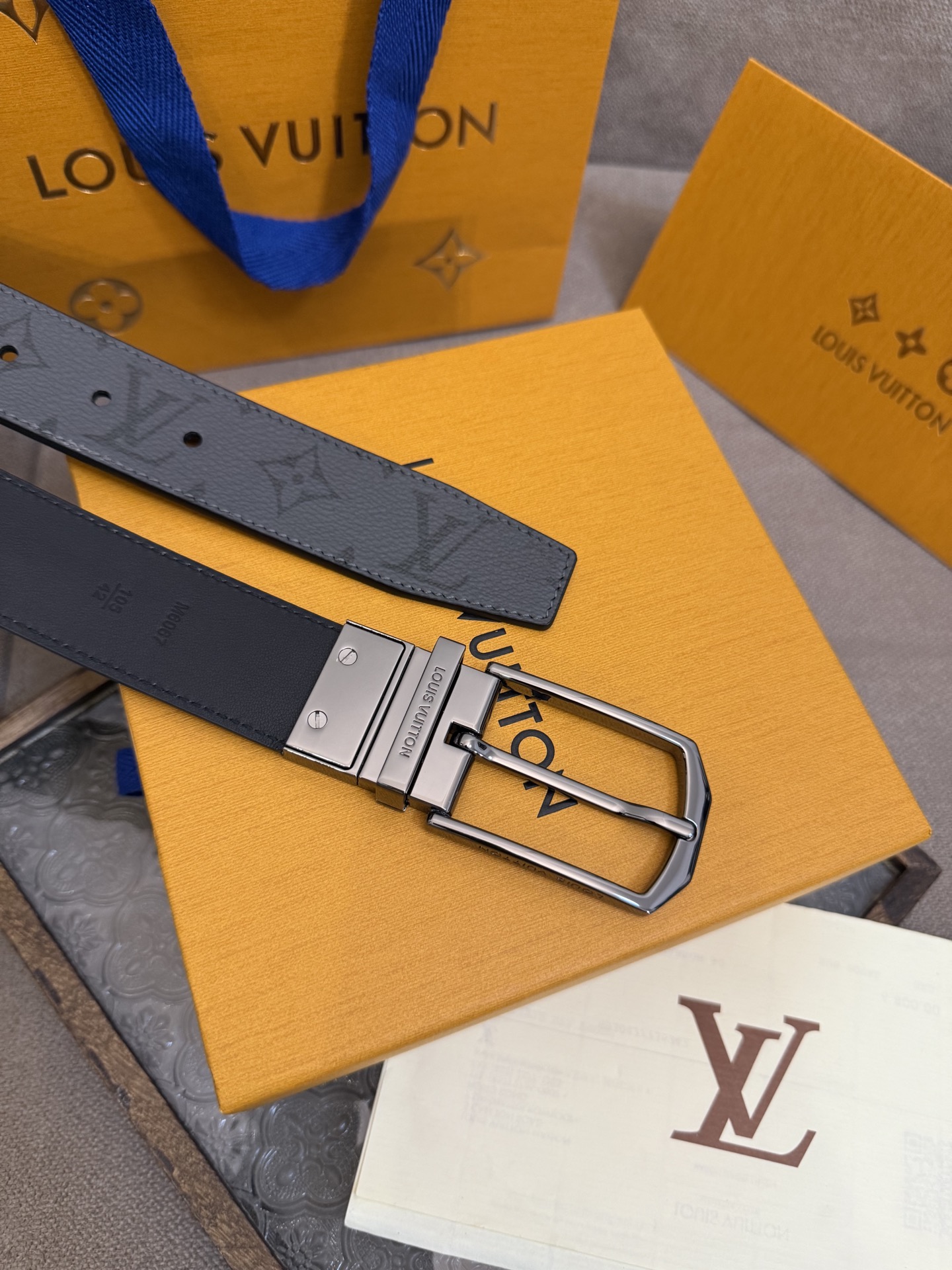  Lv 3.5腰带，Slender 可翻转皮带线条流畅，风格现代，具备无与伦比的多样性。采用深沉的印花皮