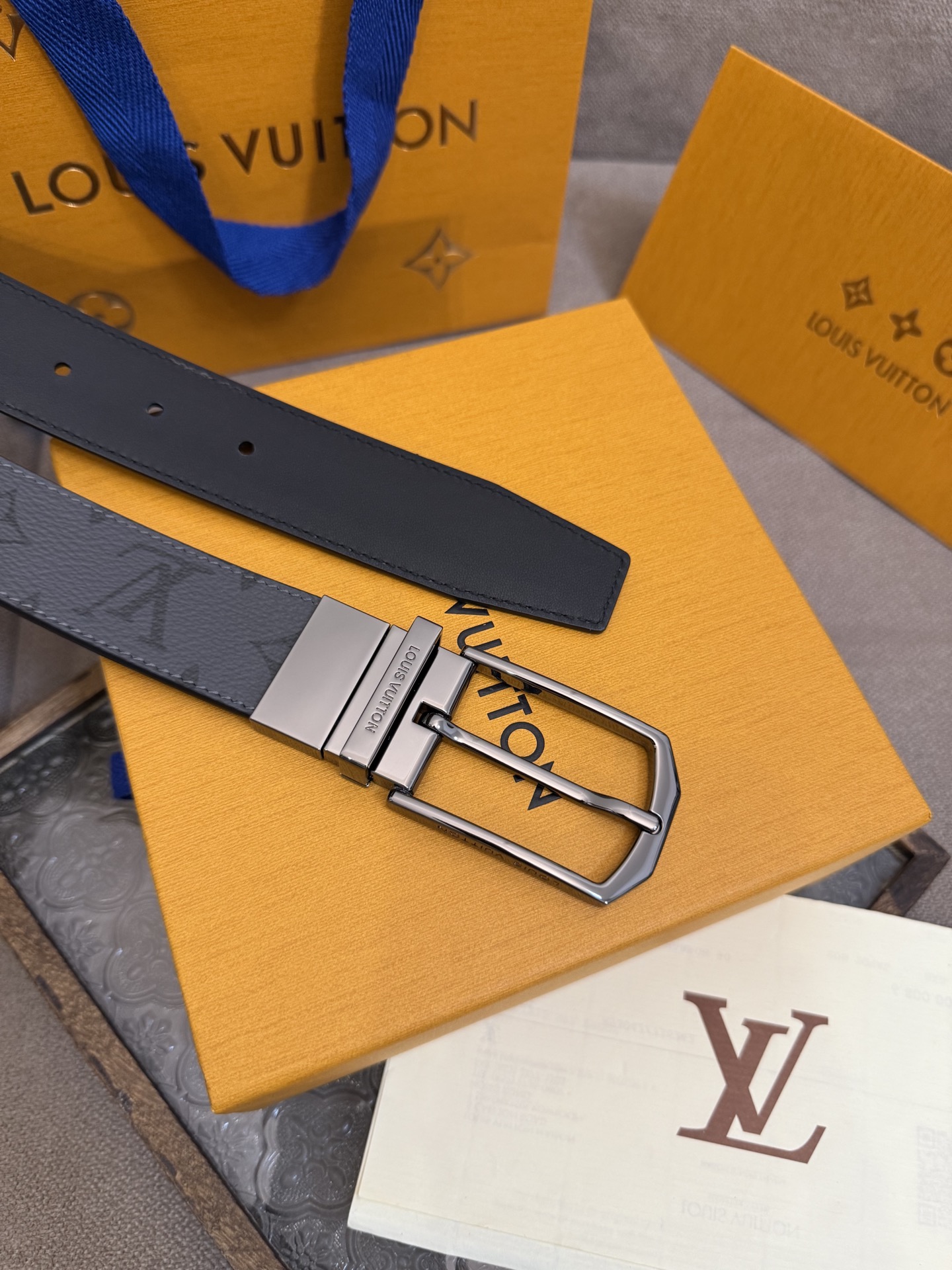  Lv 3.5腰带，Slender 可翻转皮带线条流畅，风格现代，具备无与伦比的多样性。采用深沉的印花皮