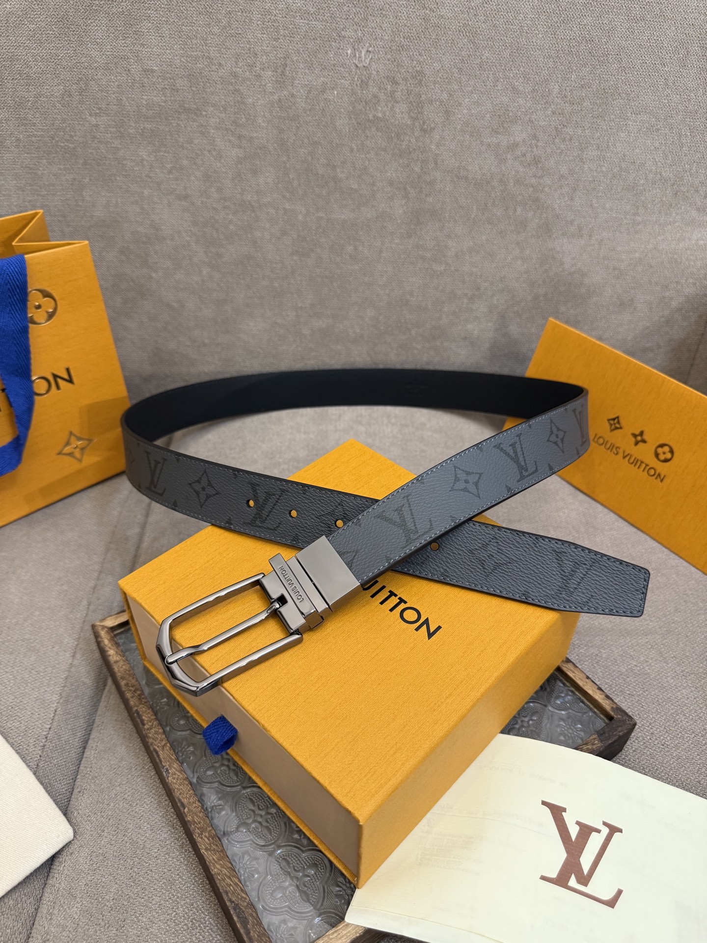  Lv 3.5腰带，Slender 可翻转皮带线条流畅，风格现代，具备无与伦比的多样性。采用深沉的印花皮