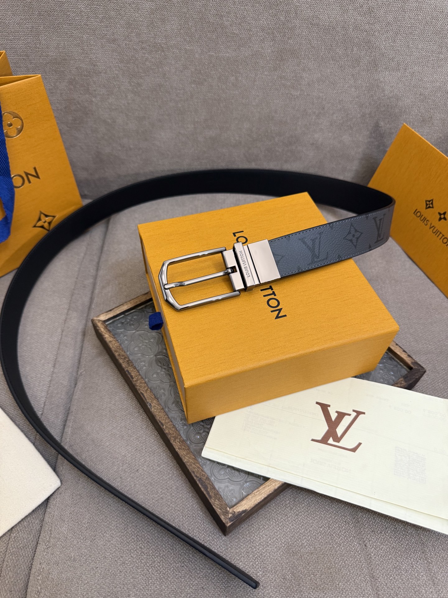  Lv 3.5腰带，Slender 可翻转皮带线条流畅，风格现代，具备无与伦比的多样性。采用深沉的印花皮