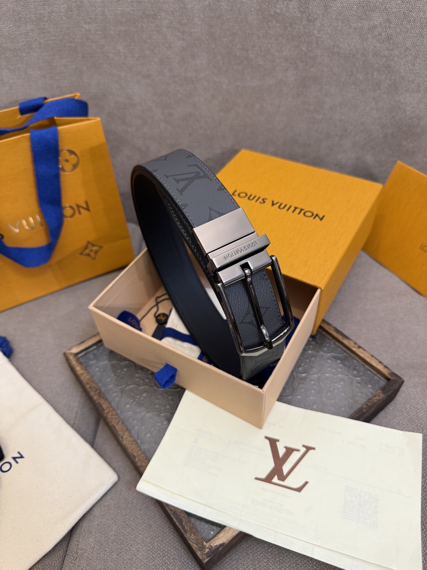  Lv 3.5腰带，Slender 可翻转皮带线条流畅，风格现代，具备无与伦比的多样性。采用深沉的印花皮
