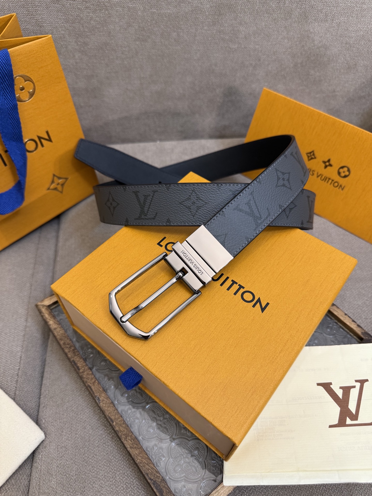  Lv 3.5腰带，Slender 可翻转皮带线条流畅，风格现代，具备无与伦比的多样性。采用深沉的印花皮
