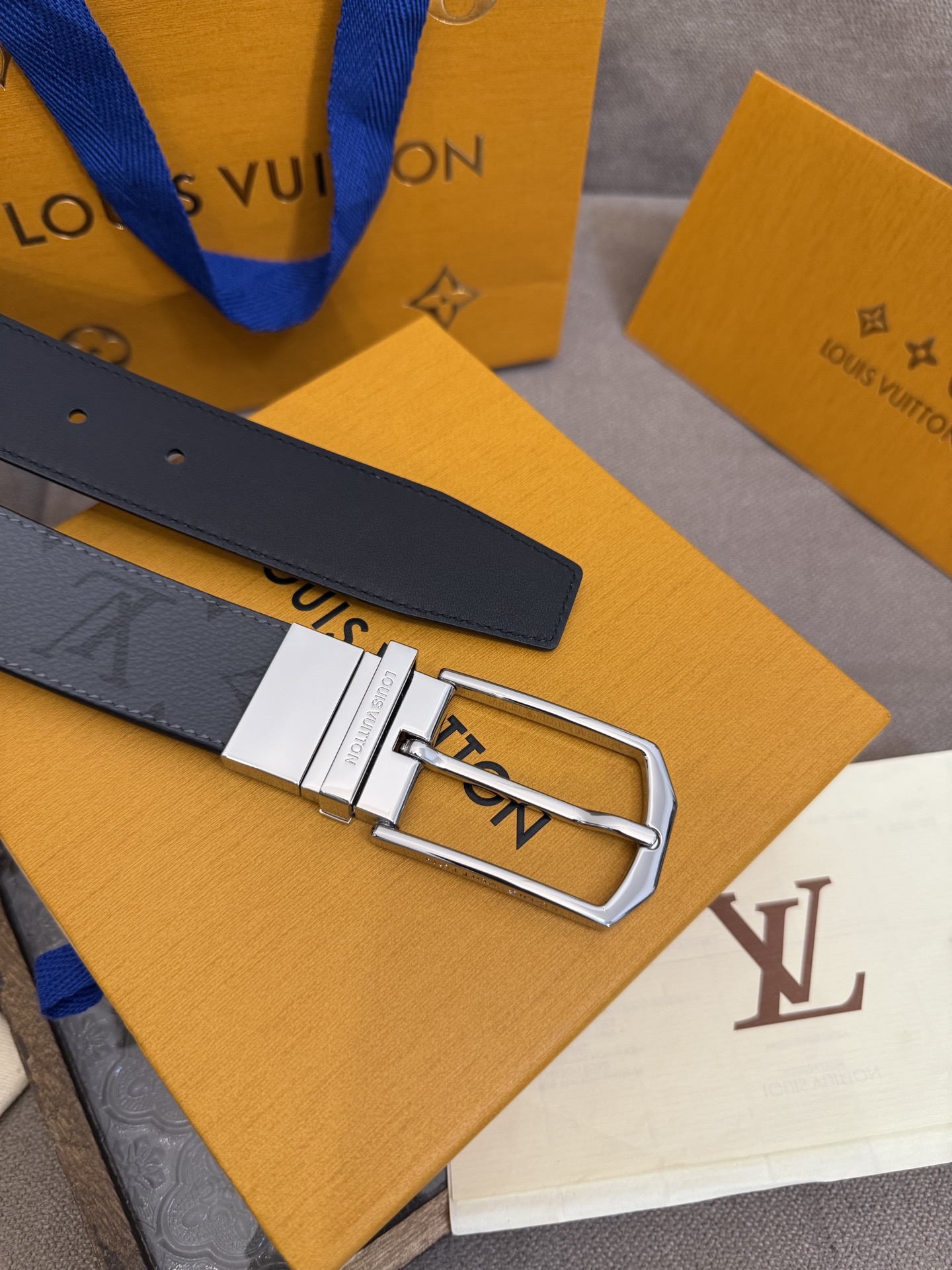  Lv 3.5腰带，Slender 可翻转皮带线条流畅，风格现代，具备无与伦比的多样性。采用深沉的印花皮