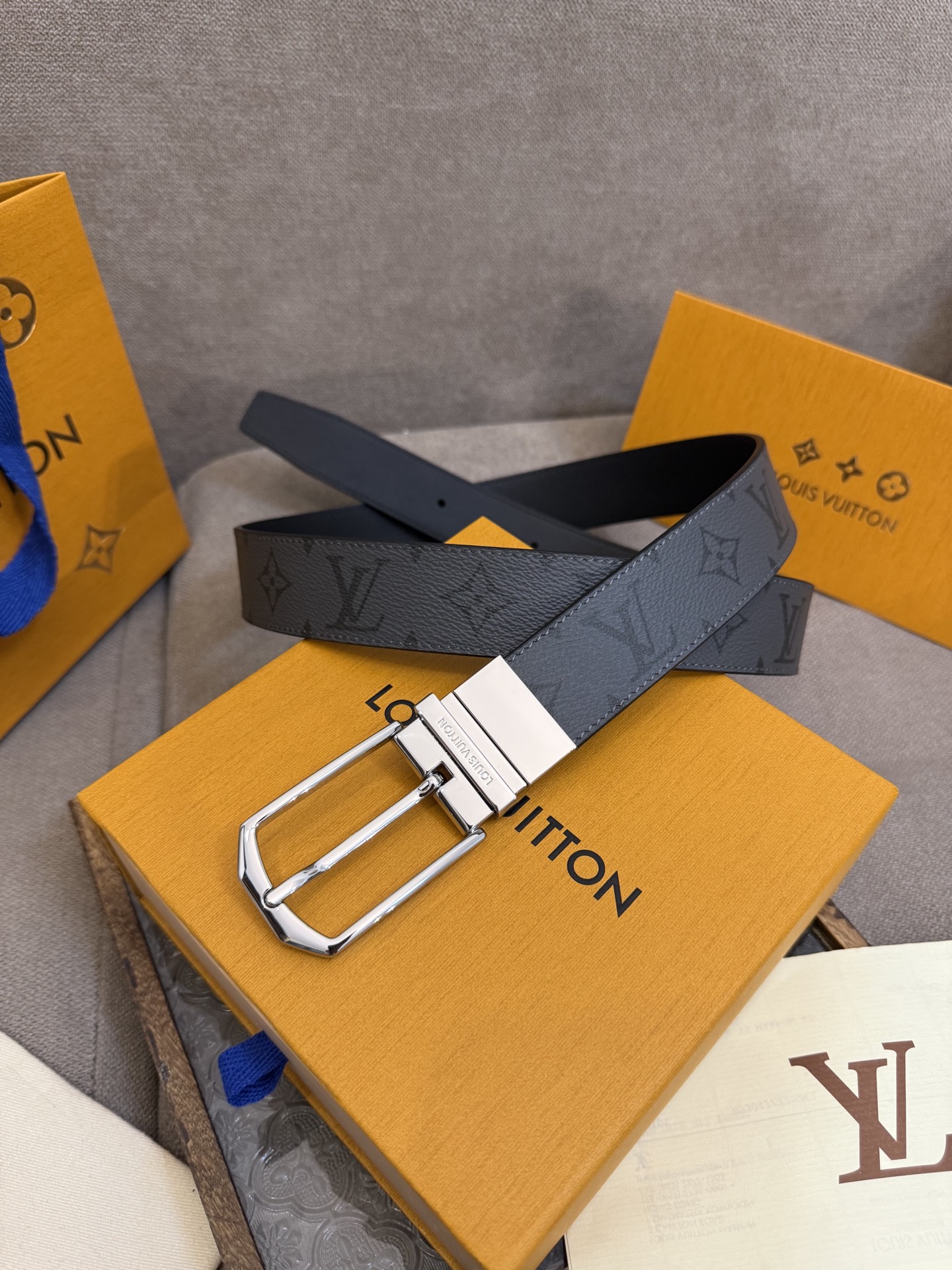  Lv 3.5腰带，Slender 可翻转皮带线条流畅，风格现代，具备无与伦比的多样性。采用深沉的印花皮