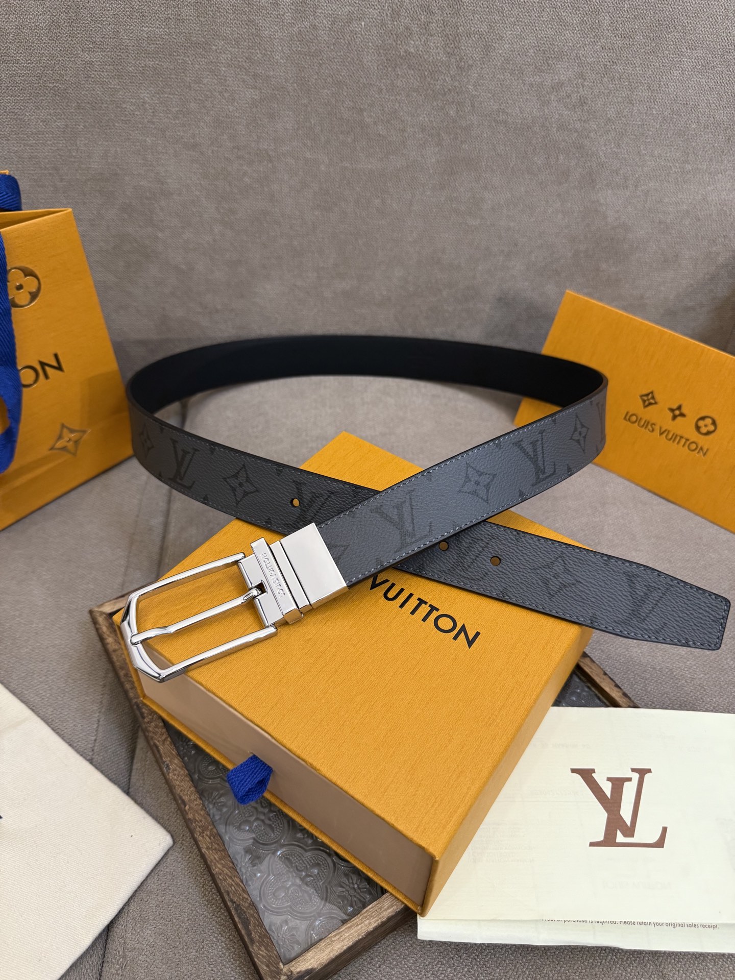  Lv 3.5腰带，Slender 可翻转皮带线条流畅，风格现代，具备无与伦比的多样性。采用深沉的印花皮