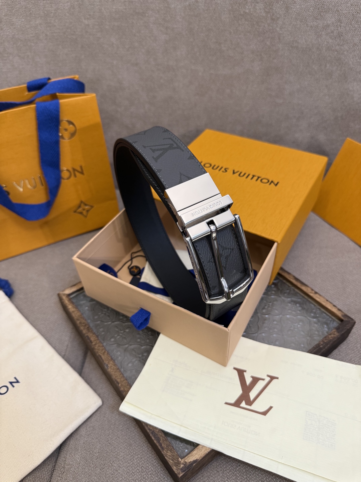  Lv 3.5腰带，Slender 可翻转皮带线条流畅，风格现代，具备无与伦比的多样性。采用深沉的印花皮