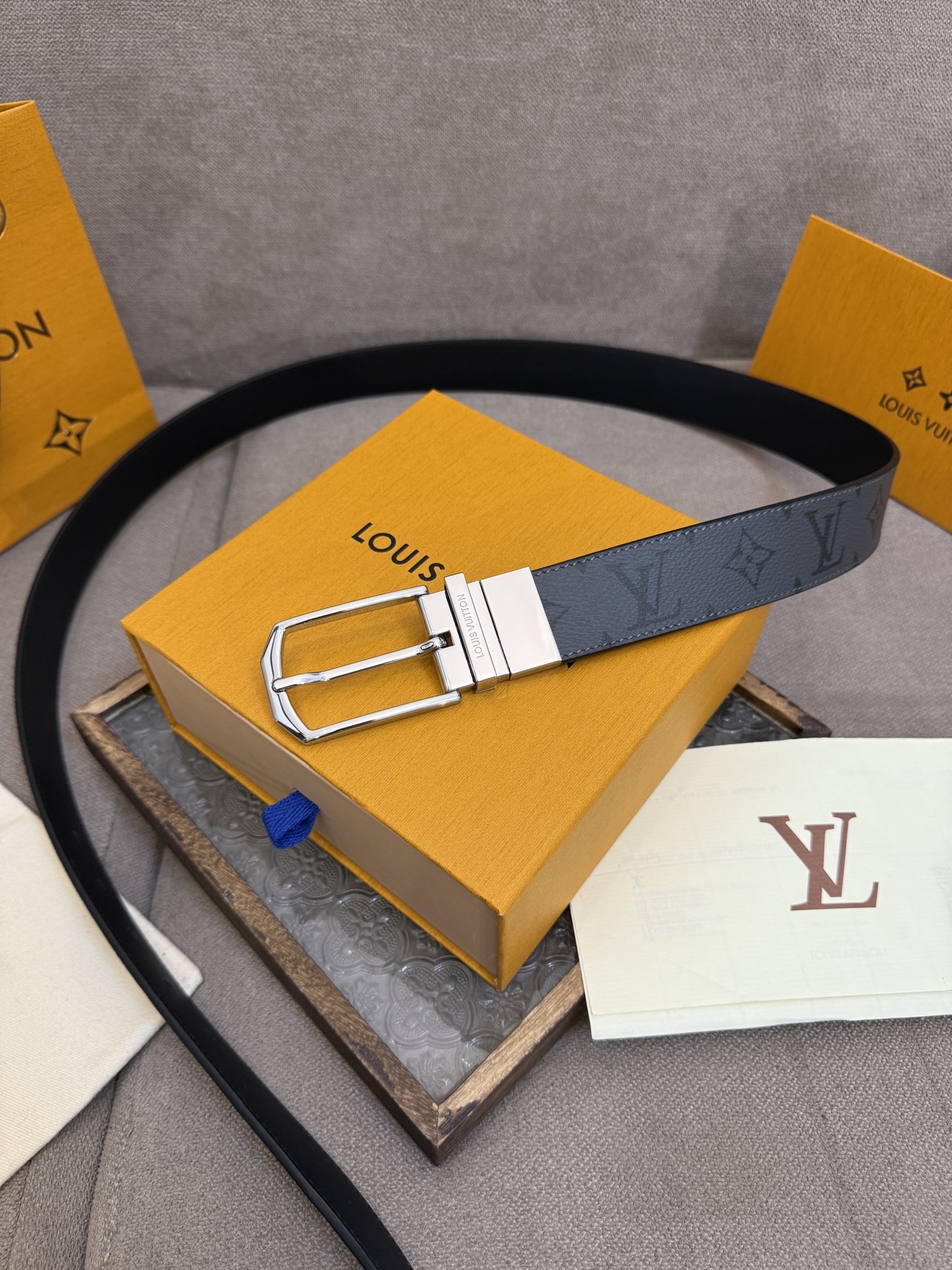  Lv 3.5腰带，Slender 可翻转皮带线条流畅，风格现代，具备无与伦比的多样性。采用深沉的印花皮