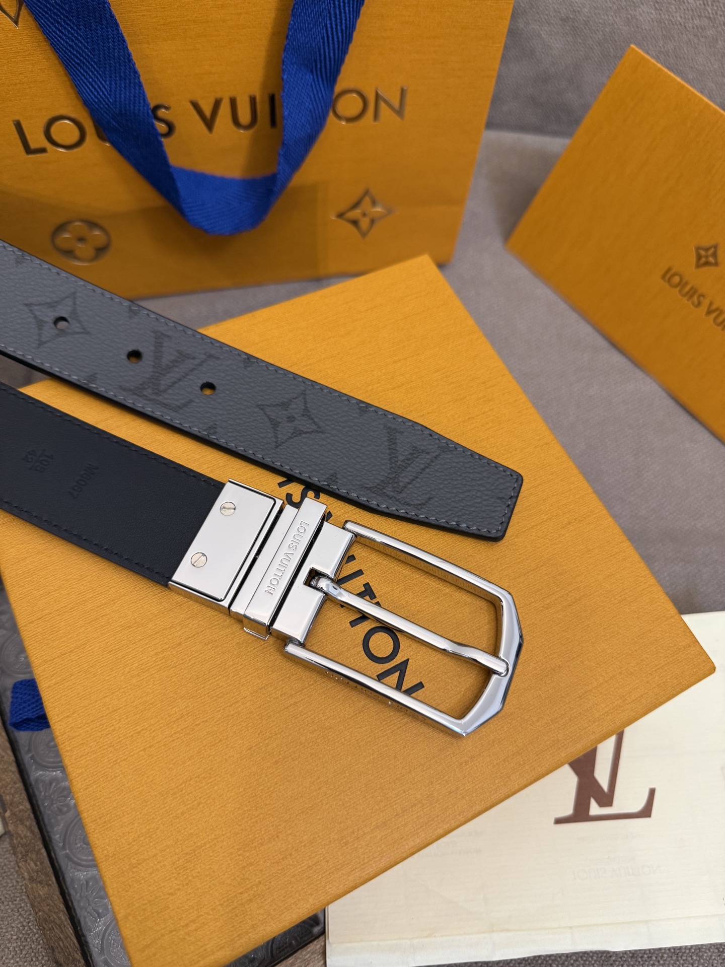  Lv 3.5腰带，Slender 可翻转皮带线条流畅，风格现代，具备无与伦比的多样性。采用深沉的印花皮