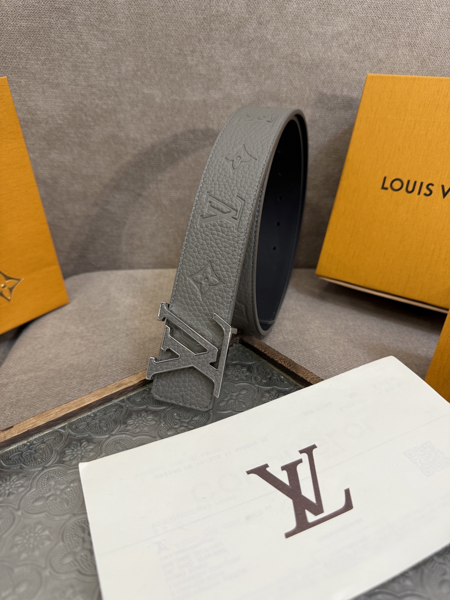  LV Dimension 4.0双面腰带将经典格调引入新颖尺幅设计。皮革压印 LV 字母和 Monog