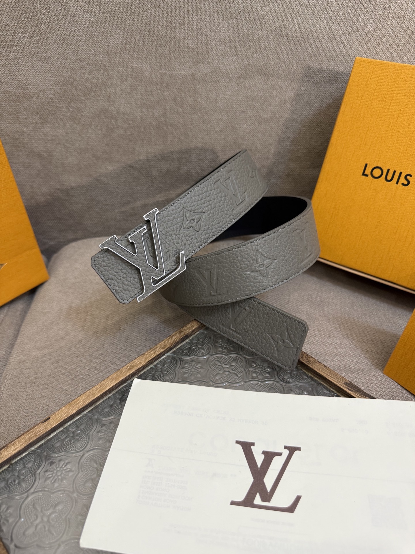 LV Dimension 4.0双面腰带将经典格调引入新颖尺幅设计。皮革压印 LV 字母和 Monog